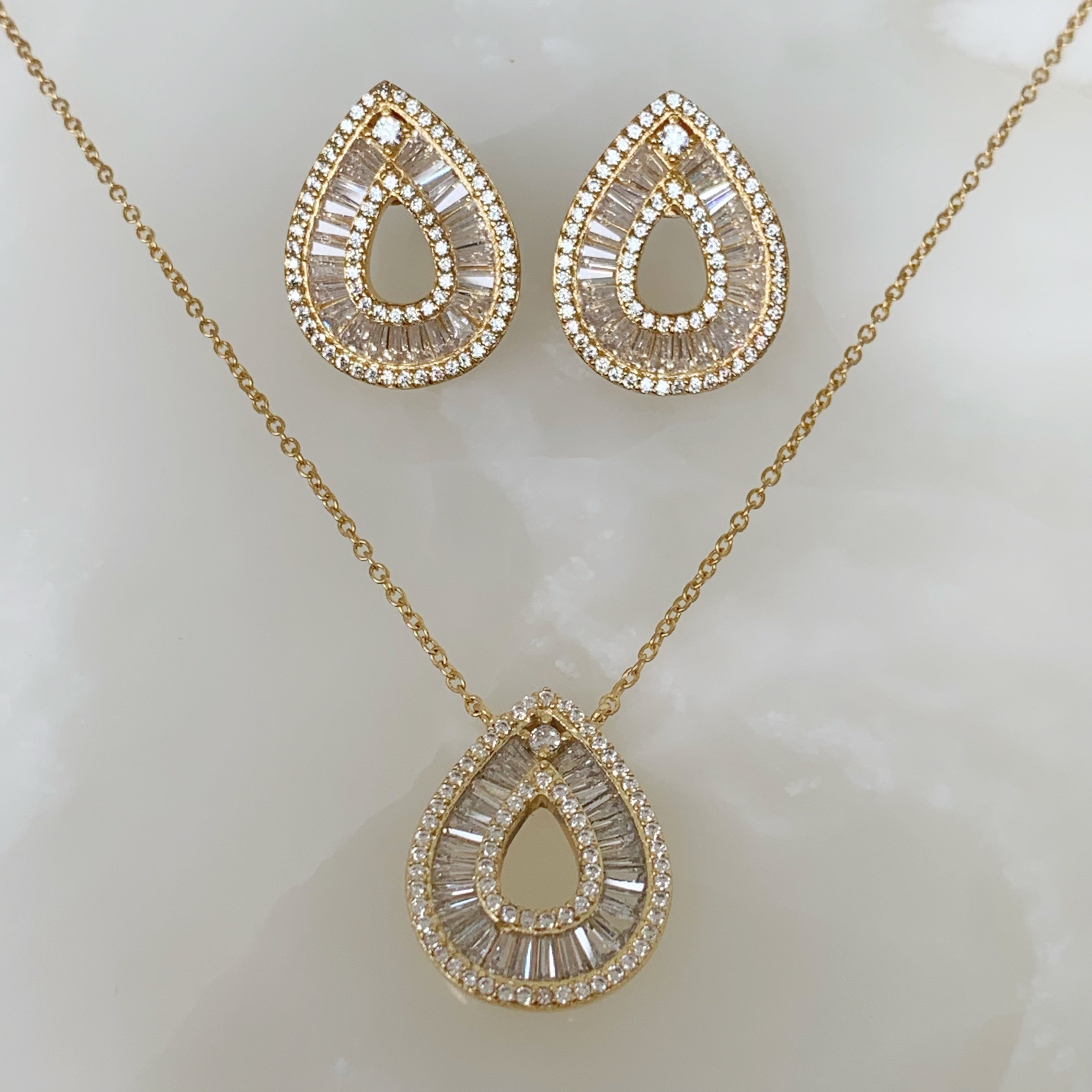 Exquisito Juego de Cadena con Dije y Aretes en Plata Dorada 63-CD-AR-L27A25-L17A75
