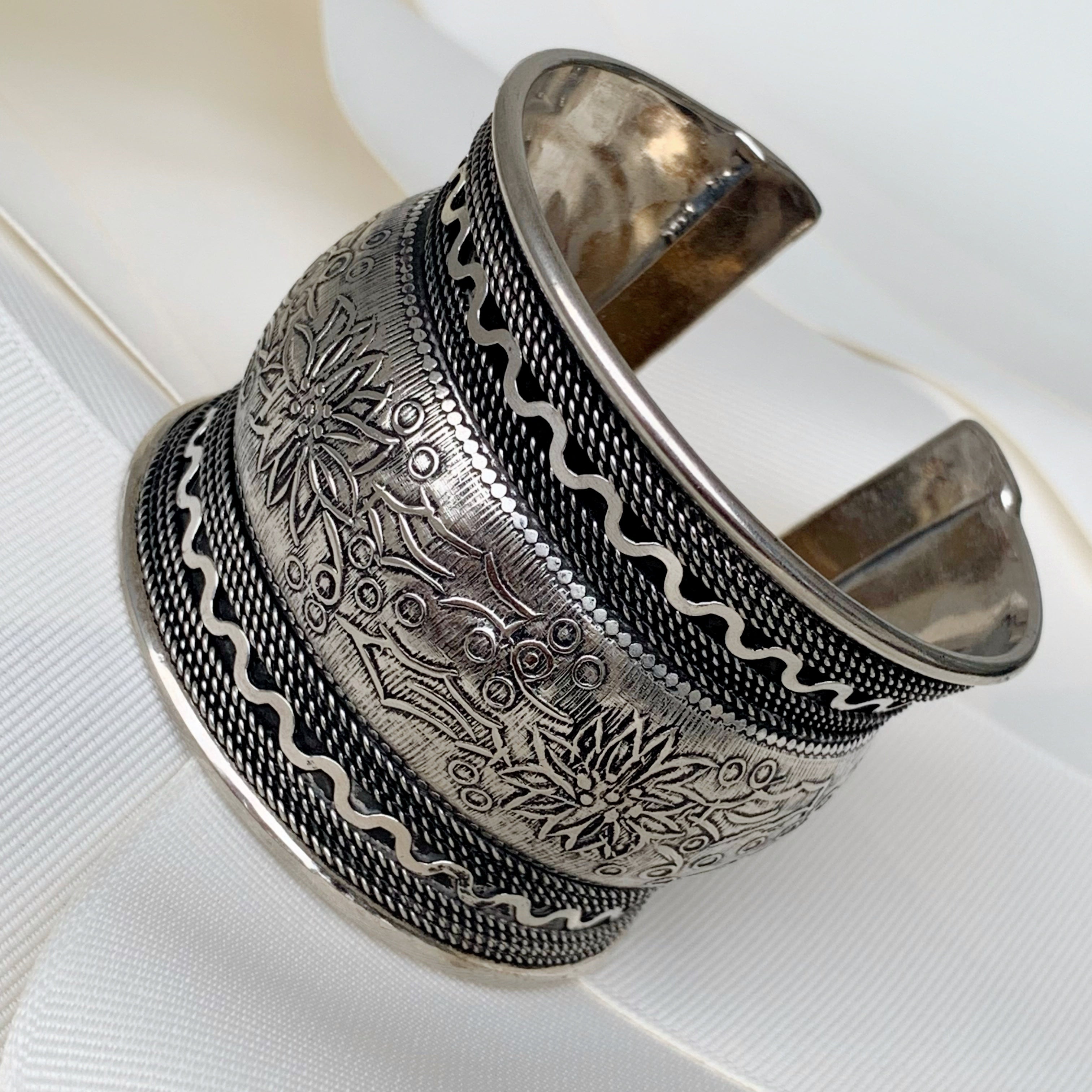 Hermoso Brazalete de Nepal en Brass 01-BNB-L6A00