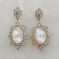 Hermosos Aretes largos en Madre Perla y Plata Dorada Modelo 56-AR-L38A20