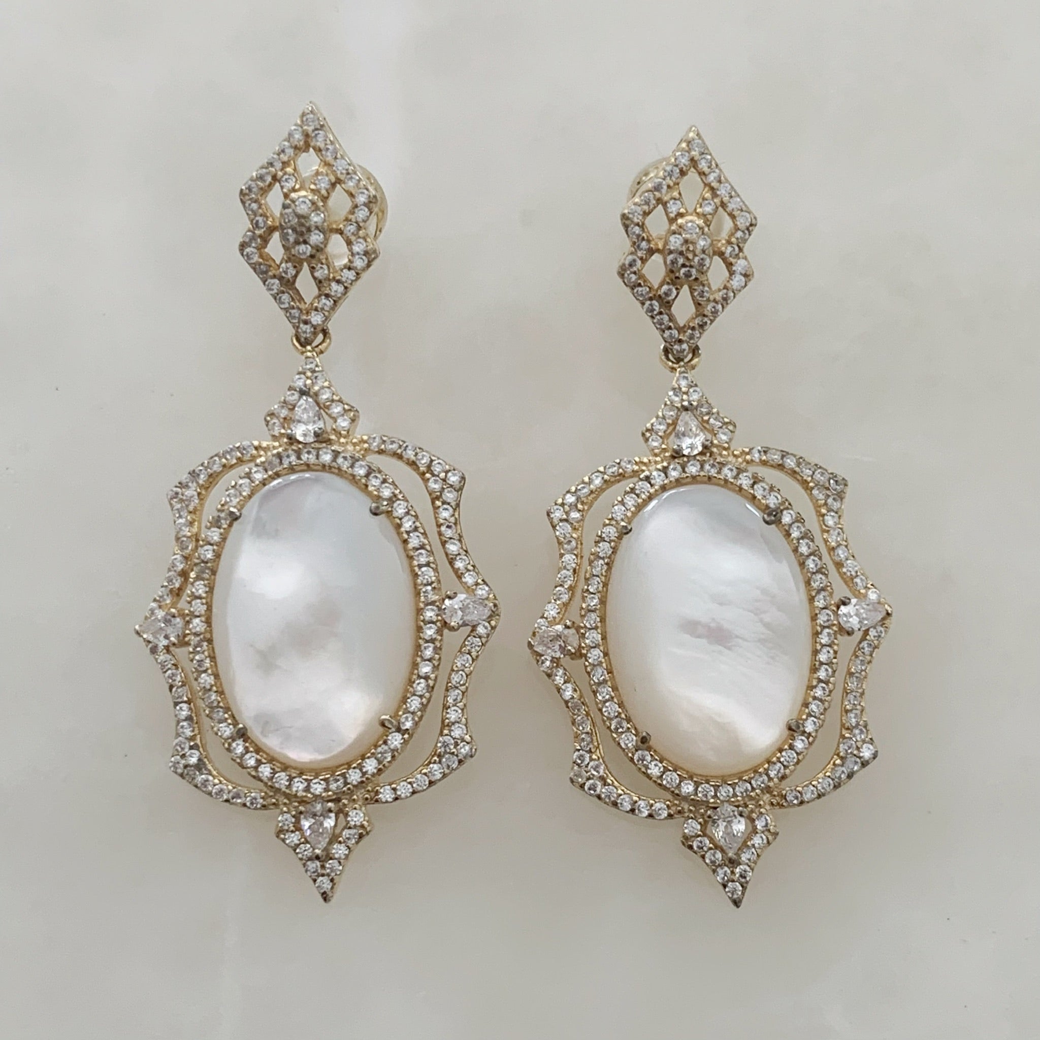 Hermosos Aretes largos en Madre Perla y Plata Dorada Modelo 56-AR-L38A20
