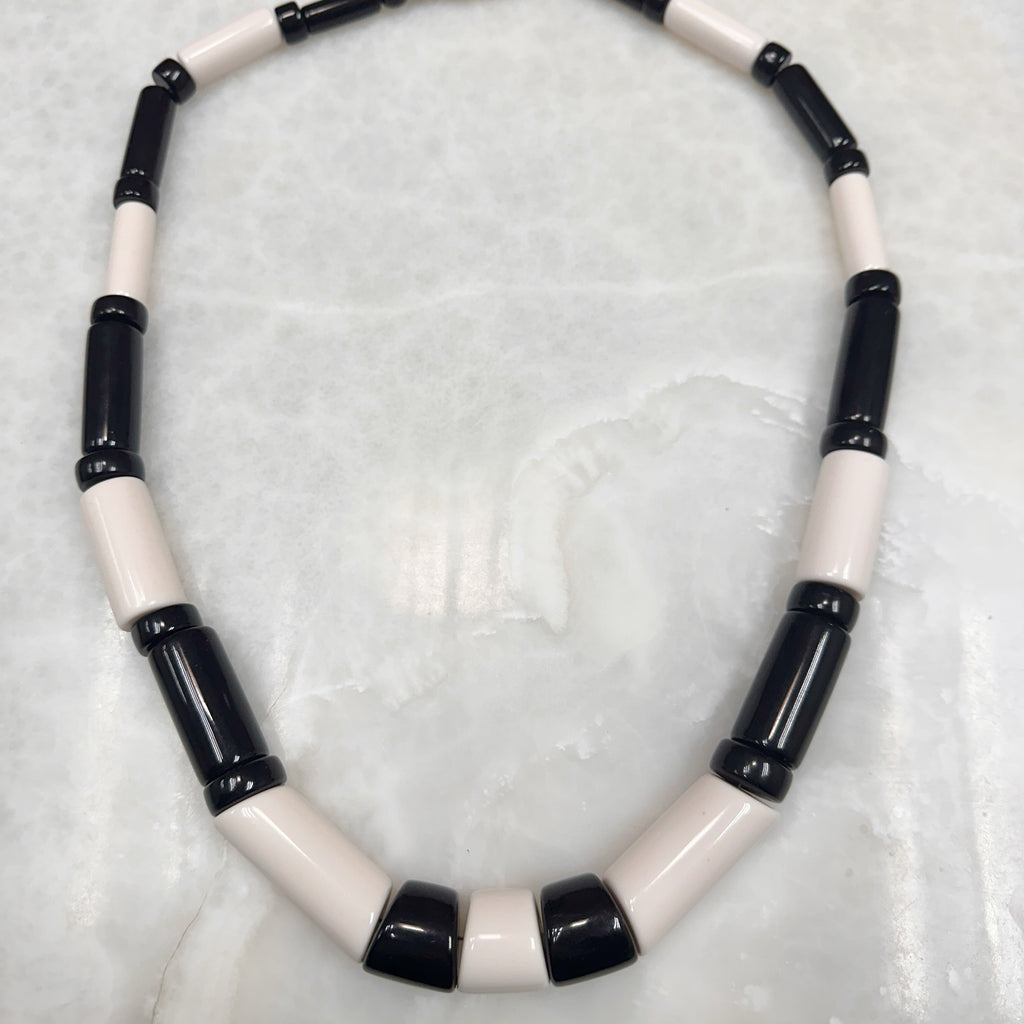 Pebbles Necklace Dark Noir/Off White con Brazalete incluido 39-CLN-L15A00