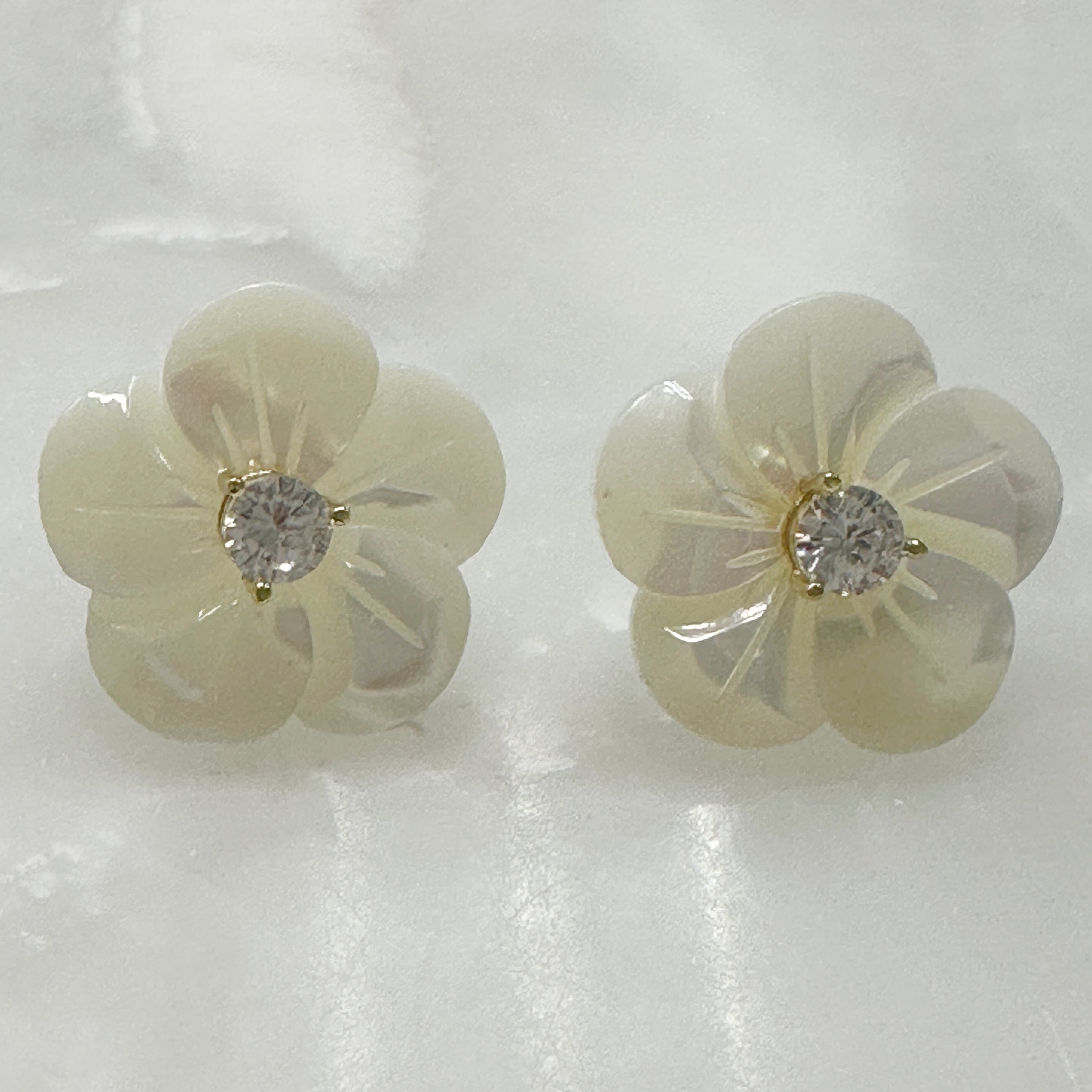 Aretes de Flor en Madre Perla y Plata Dorada 110-AR-L15A50