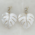 Hermosos Aretes en Madre Perla y Plata Dorada Diseño de Hoja Modelo 55-AR-L40A25
