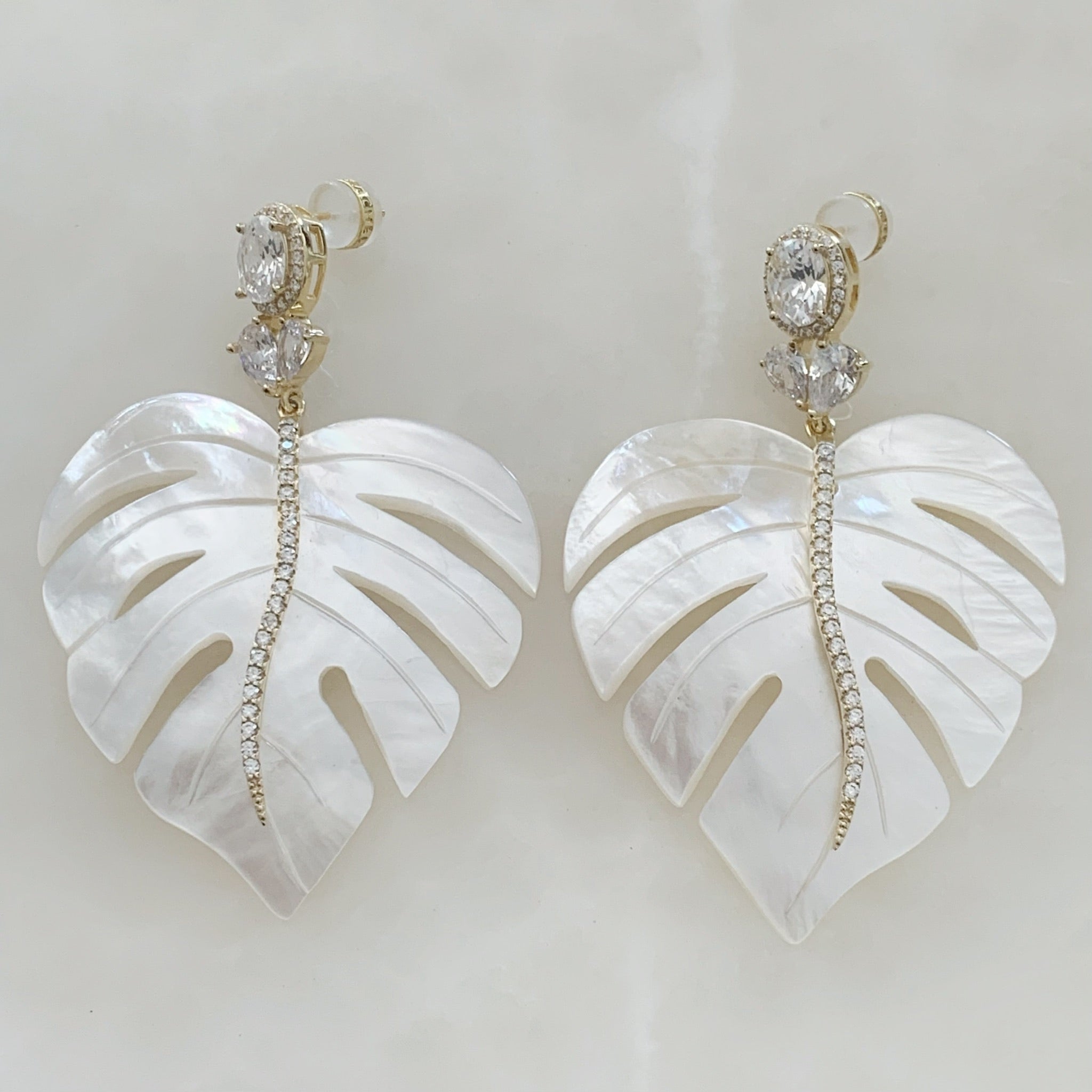 Hermosos Aretes en Madre Perla y Plata Dorada Diseño de Hoja Modelo 55-AR-L40A25