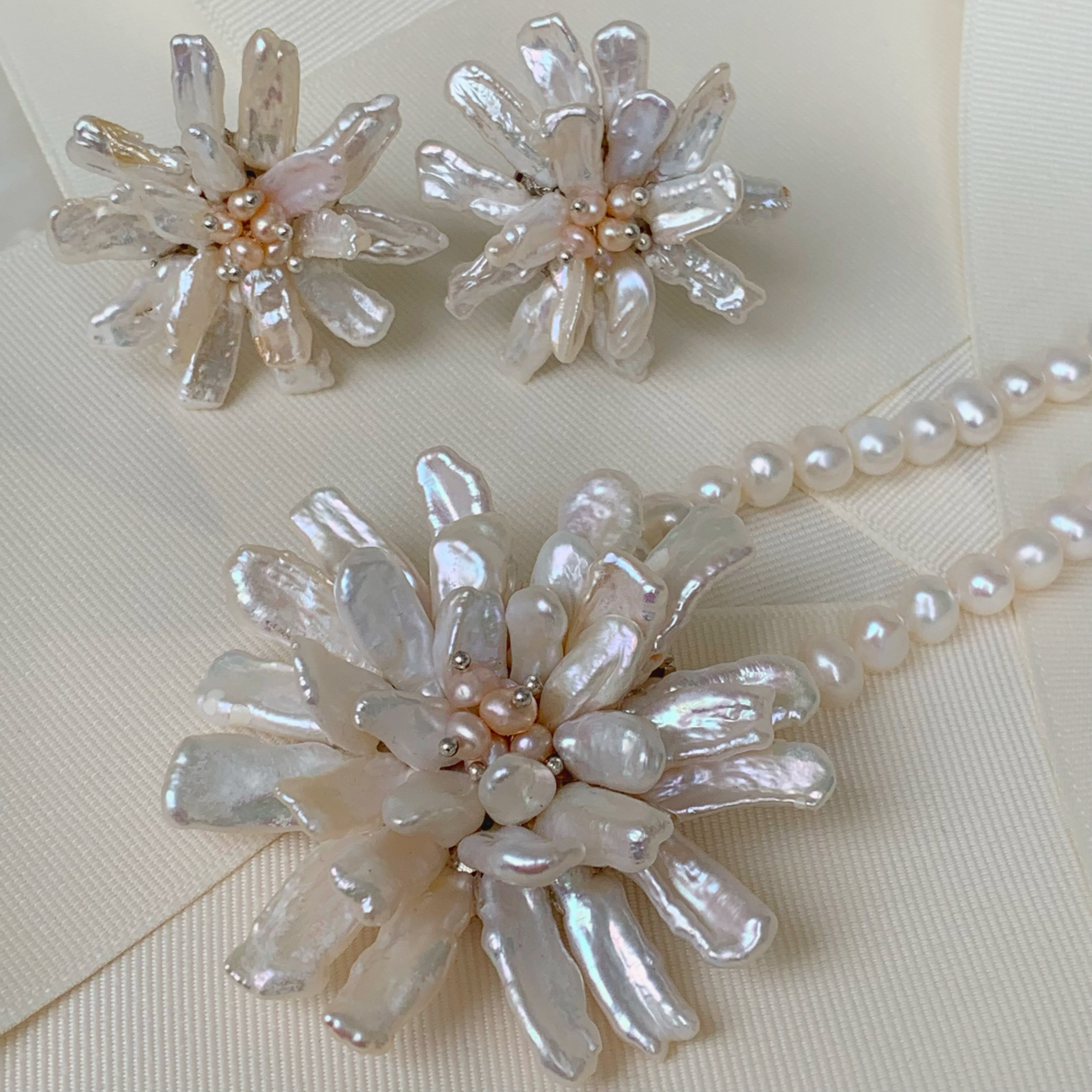 Exclusivo Juego de Collar con Dije-Prendedor y Aretes en Perla Keshi y Sterling Silver 54-CLL-L160A00