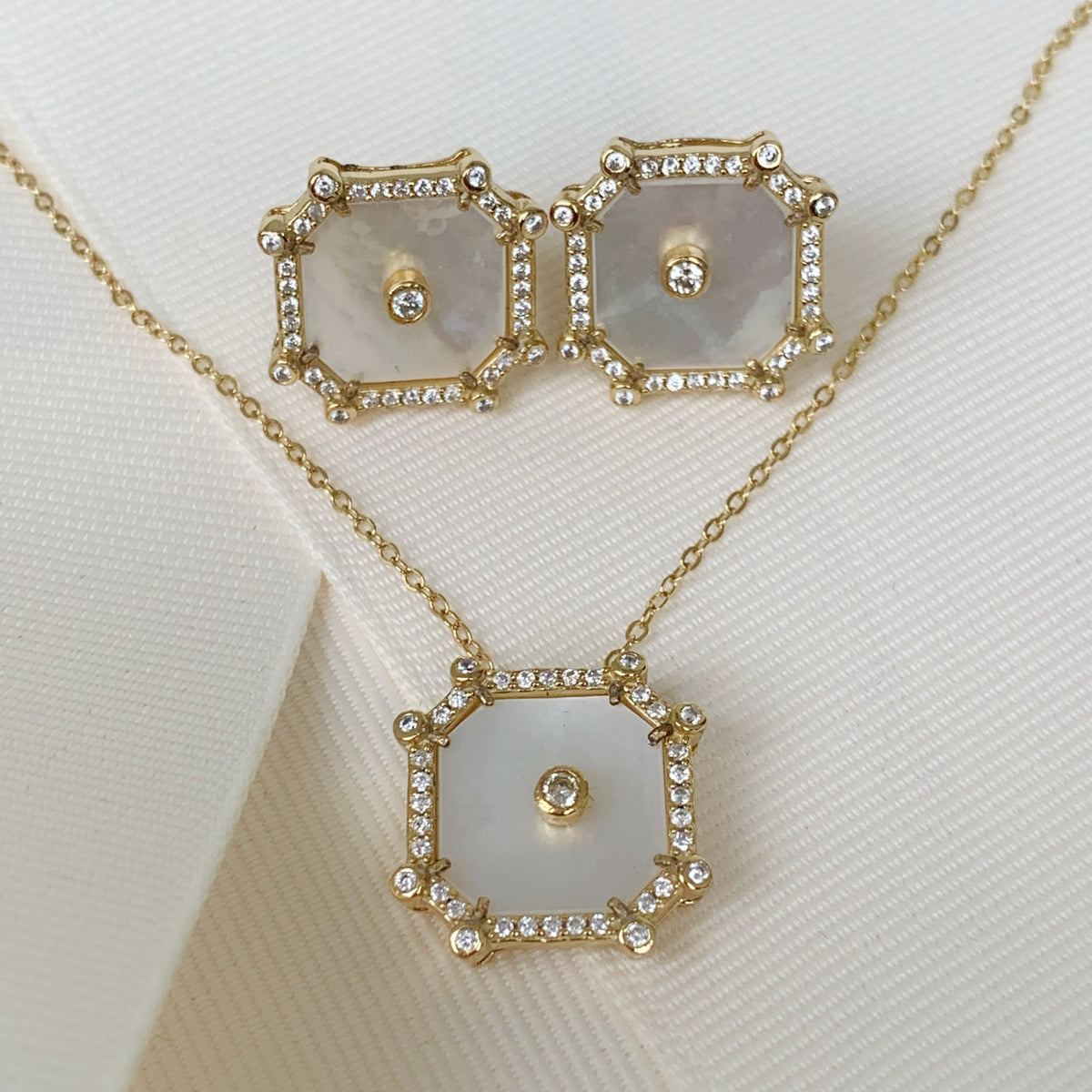Cadena con Dije Octágono y Aretes en Madre Perla y Plata Dorada  22-CD-AR-L15A25-L17A50