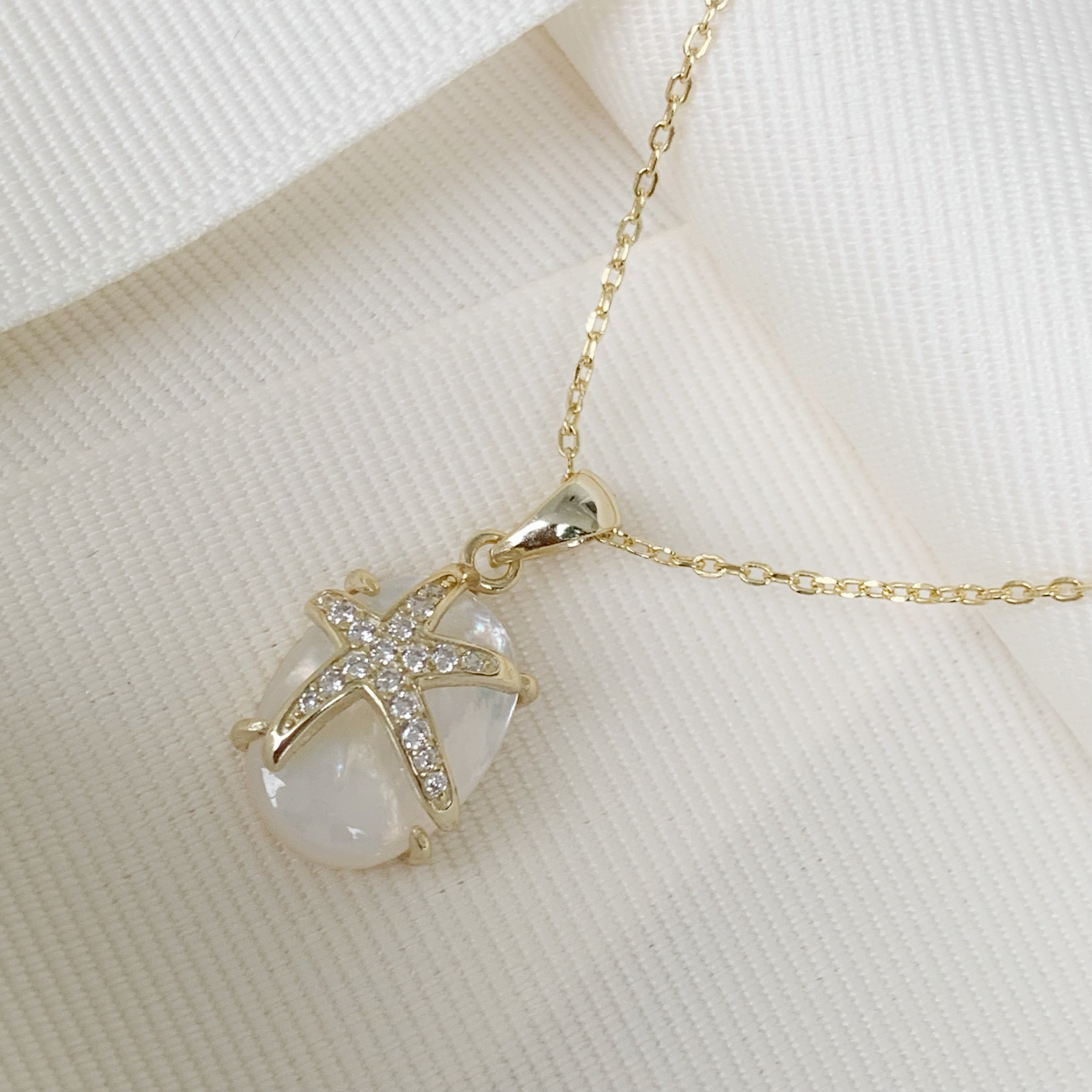 Cadena con Dije Estrella de Mar con Madre Perla y Plata Dorada 44-PCE-L15A00