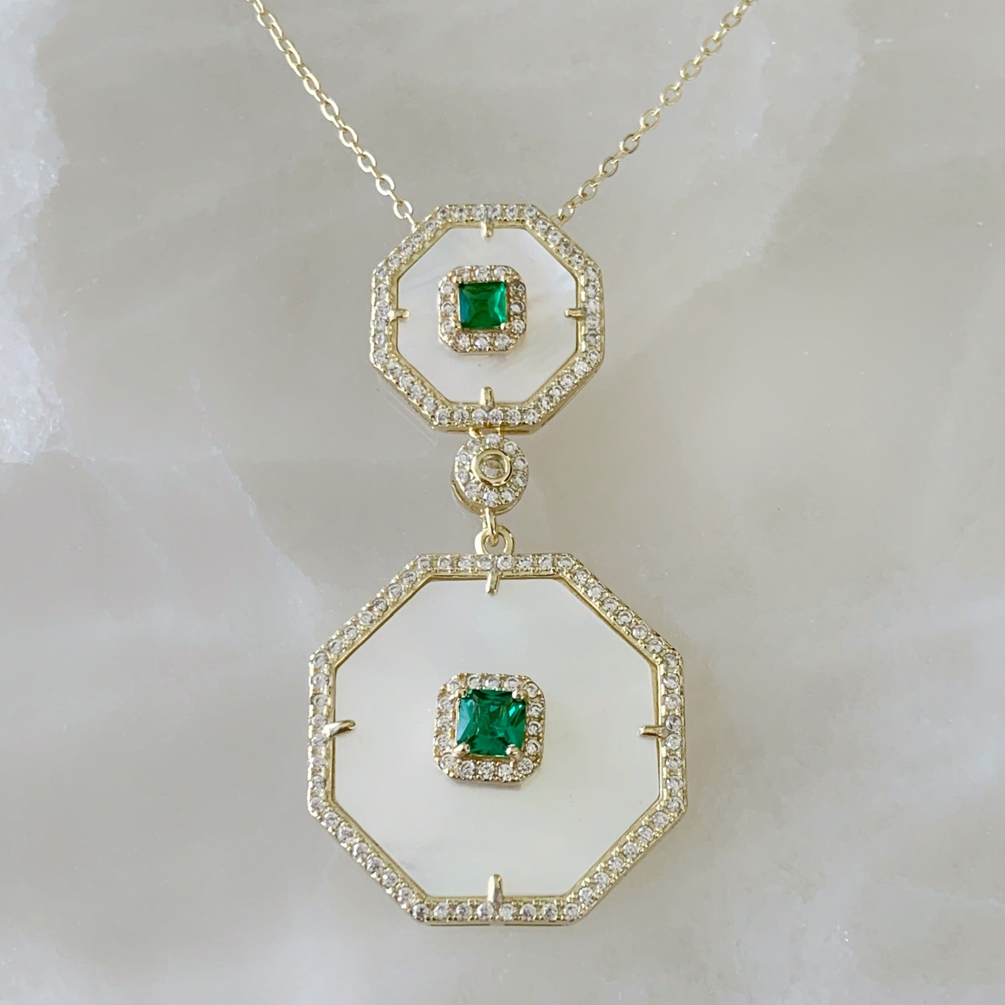 Juego de Cadena con Dije y Aretes en Madre Perla y Plata Dorada 29-CD-AR-L26-L40