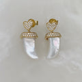 Aretes de Colmillos en Madre Perla y Plata Dorada Modelo 81-AR-L27A75