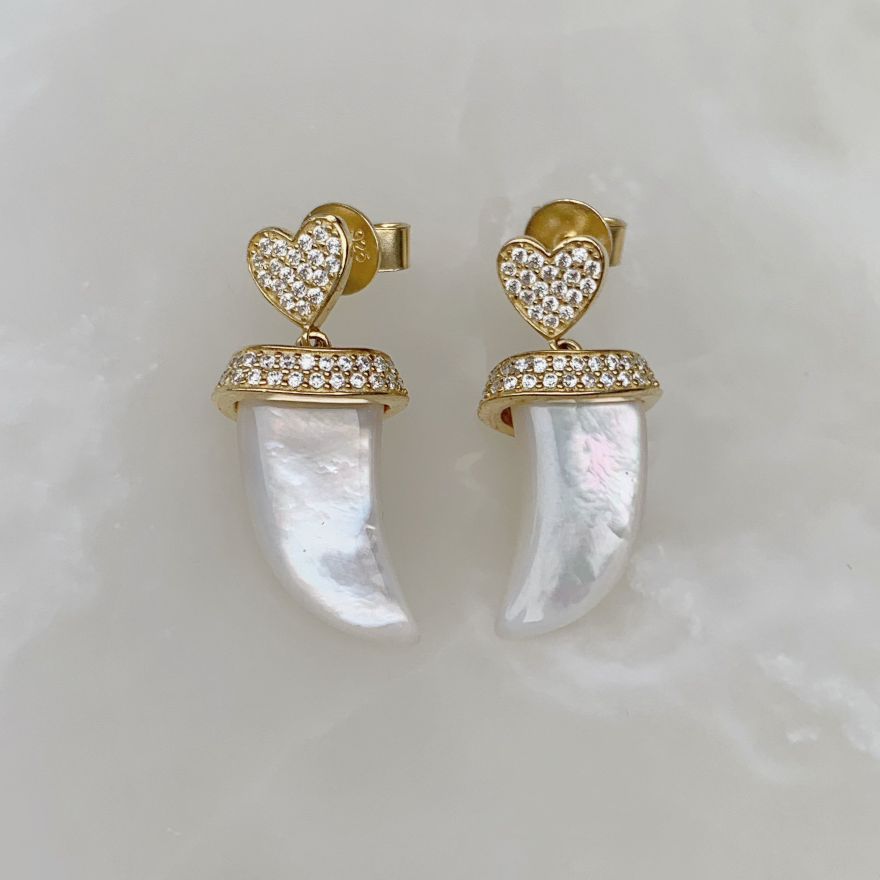Aretes de Colmillos en Madre Perla y Plata Dorada Modelo 81-AR-L27A75