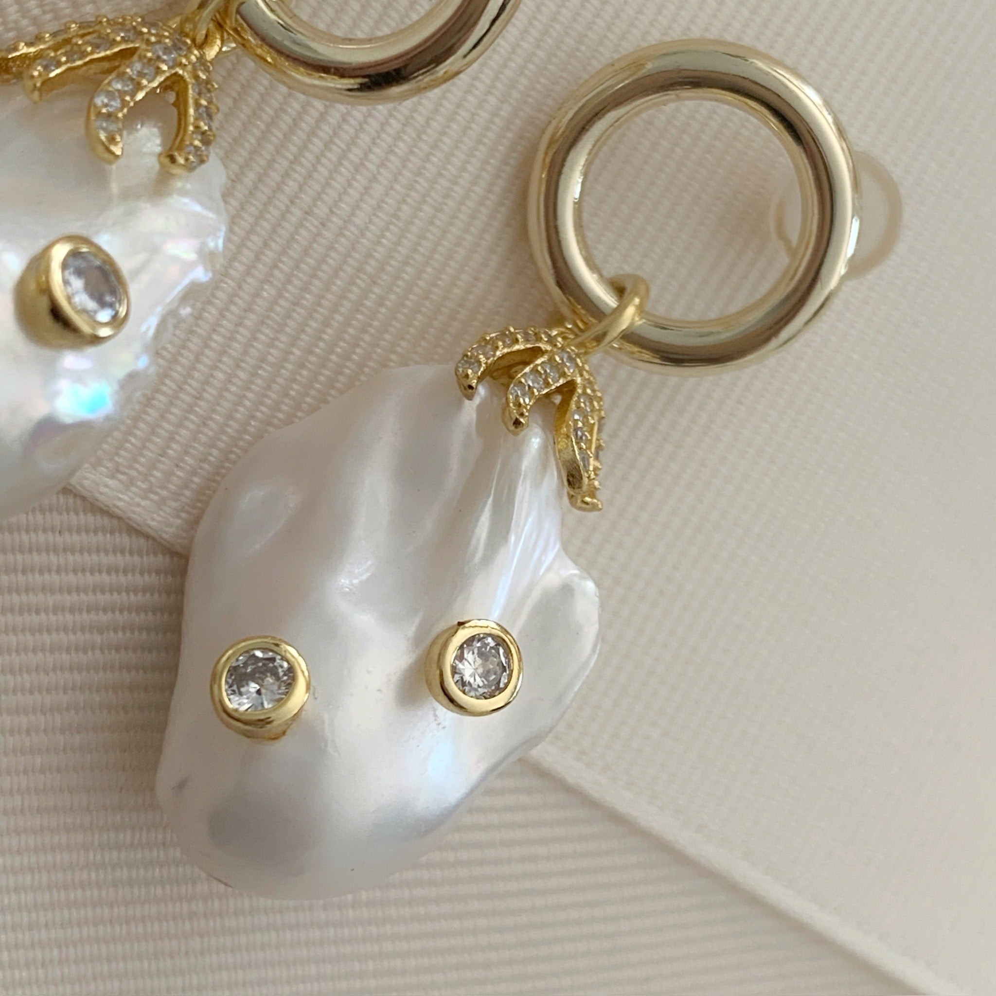 Exclusiva Cadena con Dije y Aretes en Perla Barroca y Plata Dorada 66-CD-AR-L53-L27A5