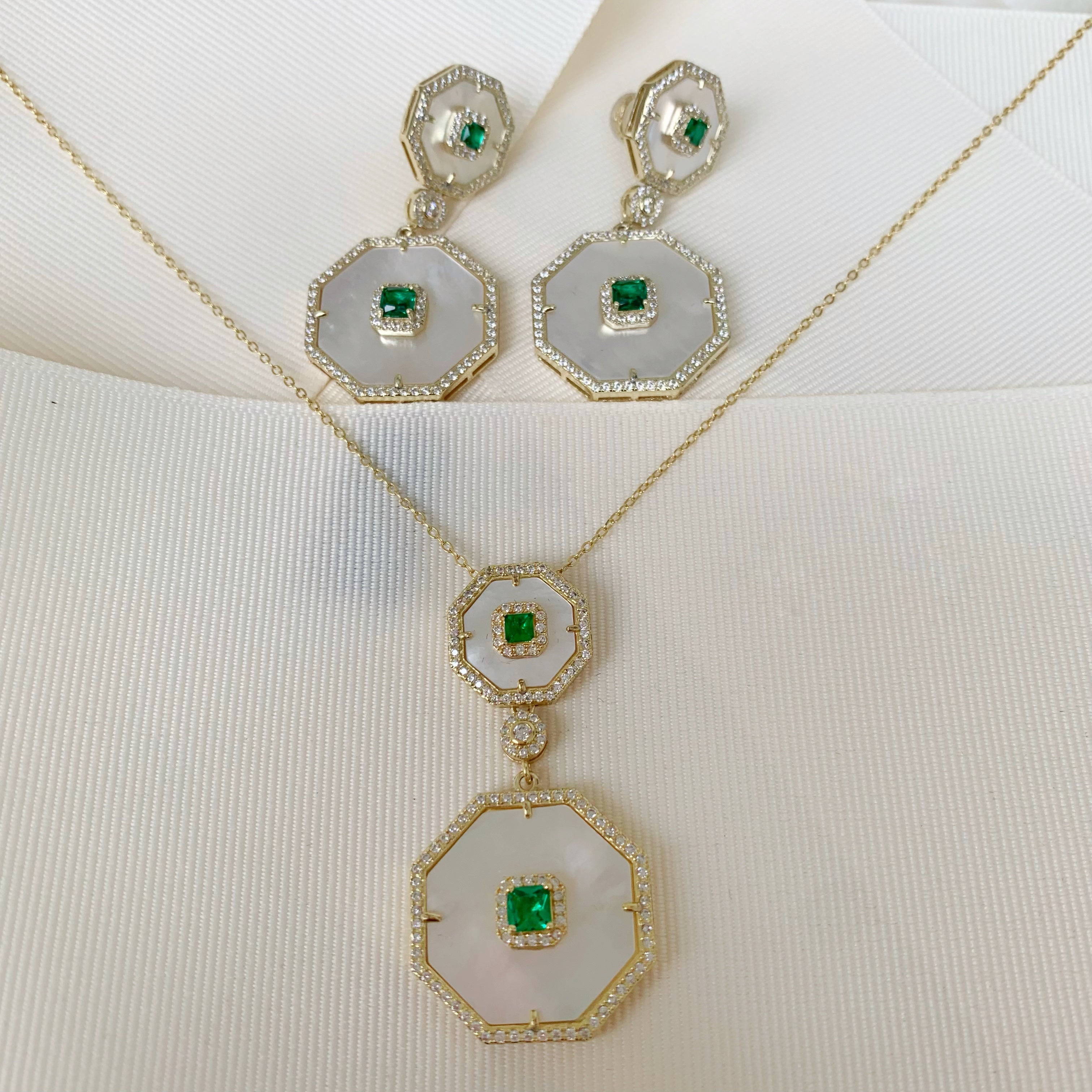 Juego de Cadena con Dije y Aretes en Madre Perla y Plata Dorada 29-CD-AR-L26-L40