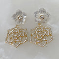 Aretes de Flor en Madre Perla y Plata Dorada Modelo 79-AR-L38A25