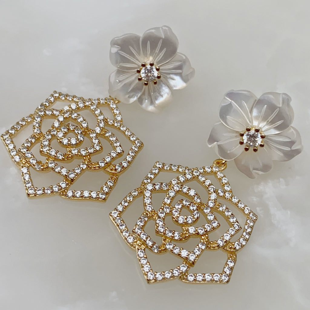 Aretes de Flor en Madre Perla y Plata Dorada Modelo 79-AR-L38A25