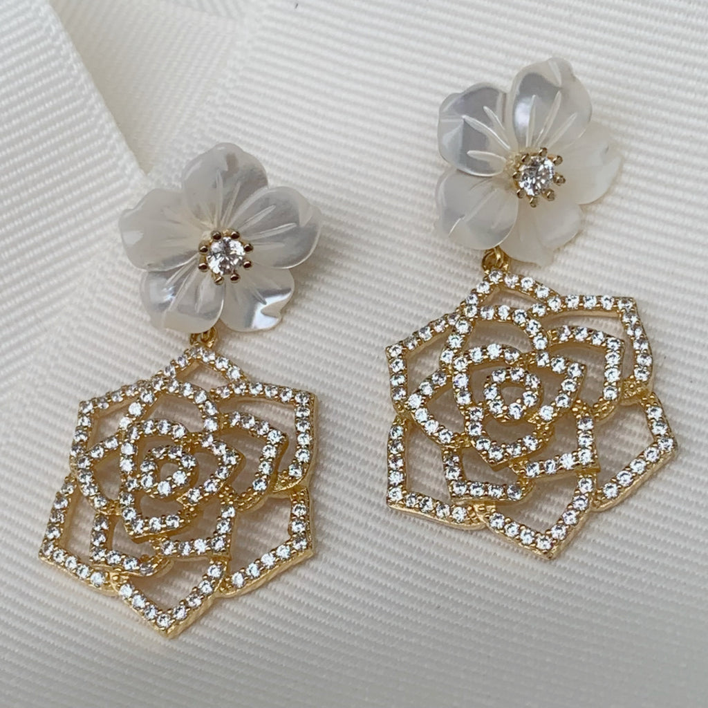 Aretes de Flor en Madre Perla y Plata Dorada Modelo 79-AR-L38A25