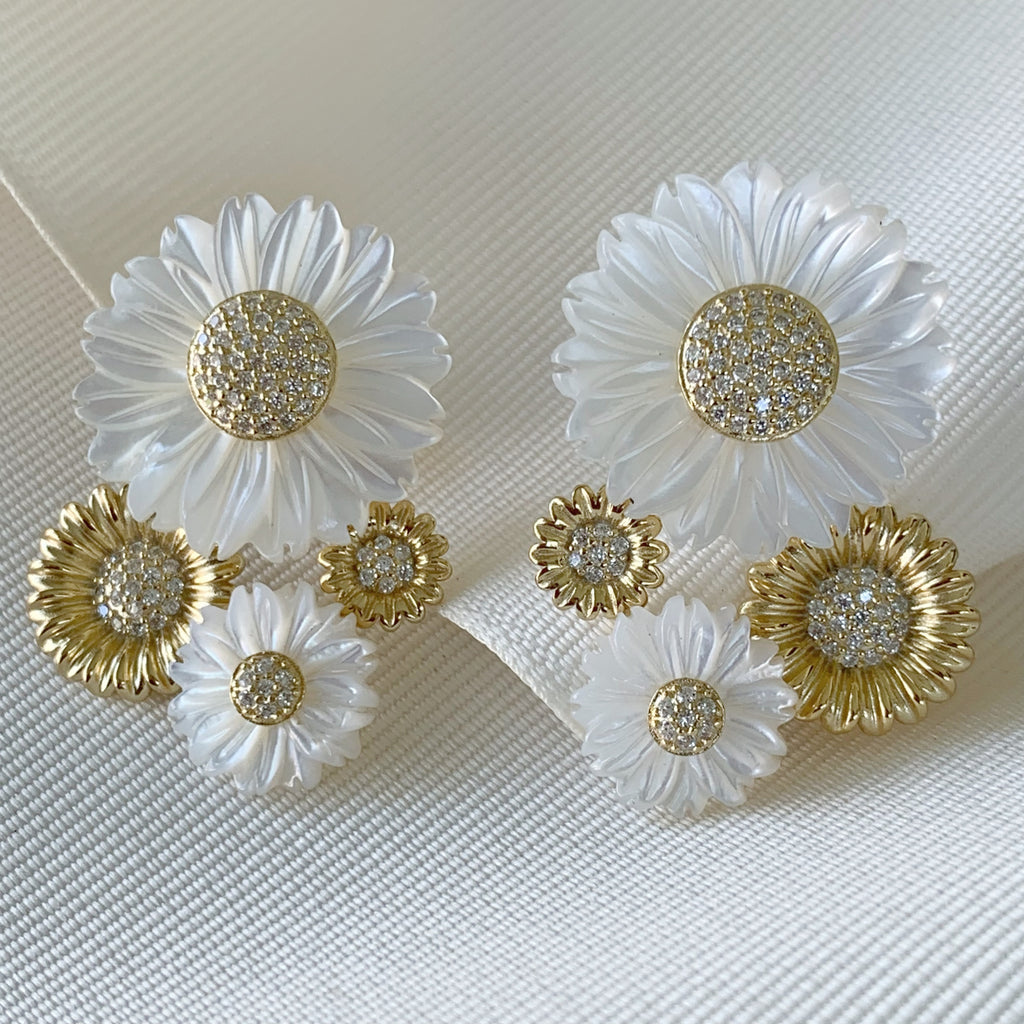 Aretes de Flor en Madre Perla y Plata Dorada 46-AR-L35