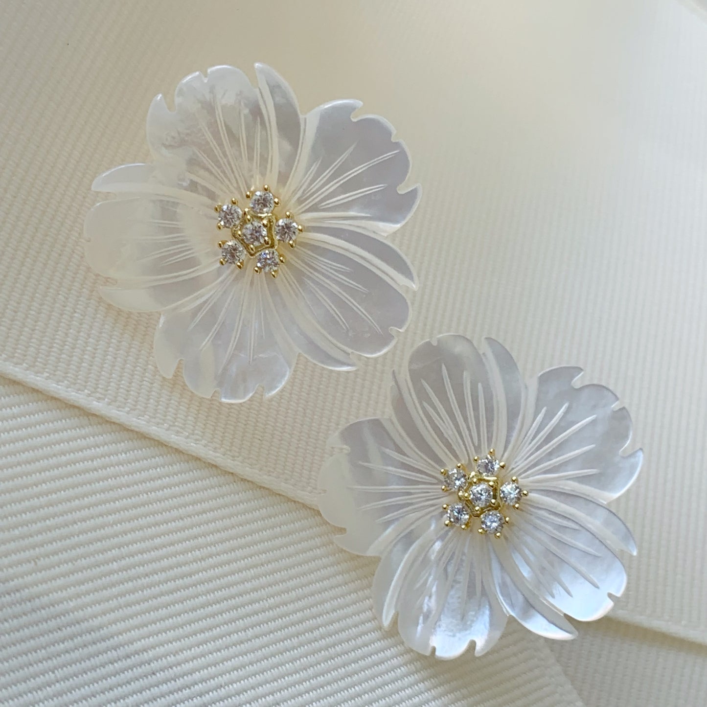 Aretes de flor en Madre Perla y Plata Dorada 18-AR-L16A50