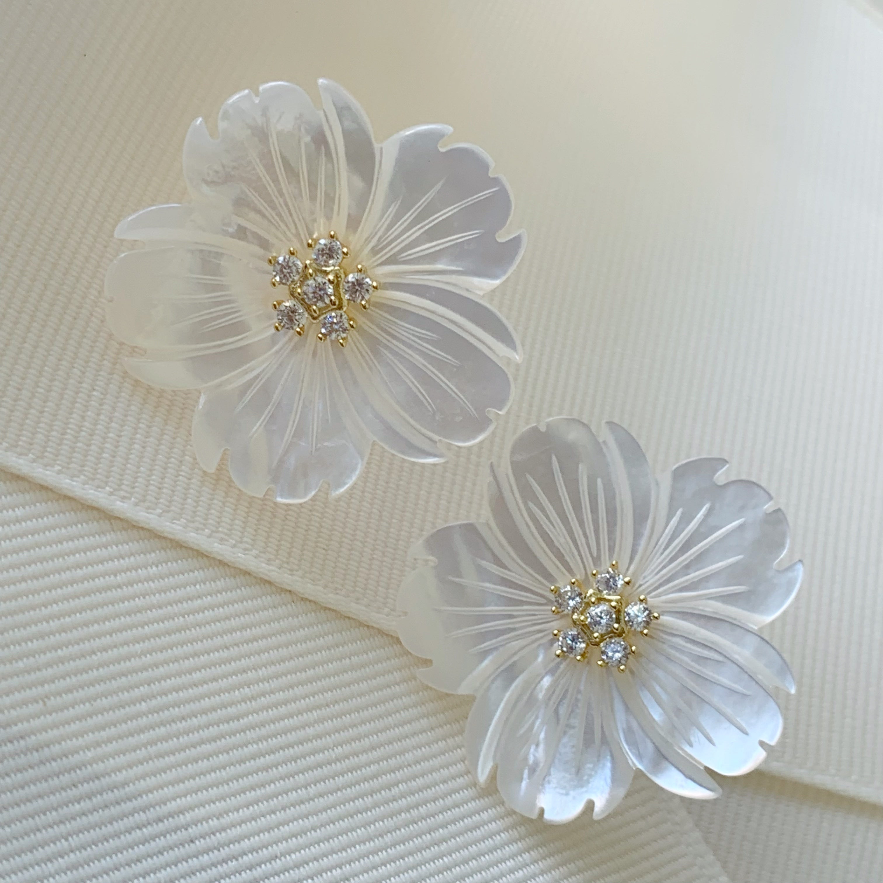 Aretes de flor en Madre Perla y Plata Dorada 18-AR-L16A50
