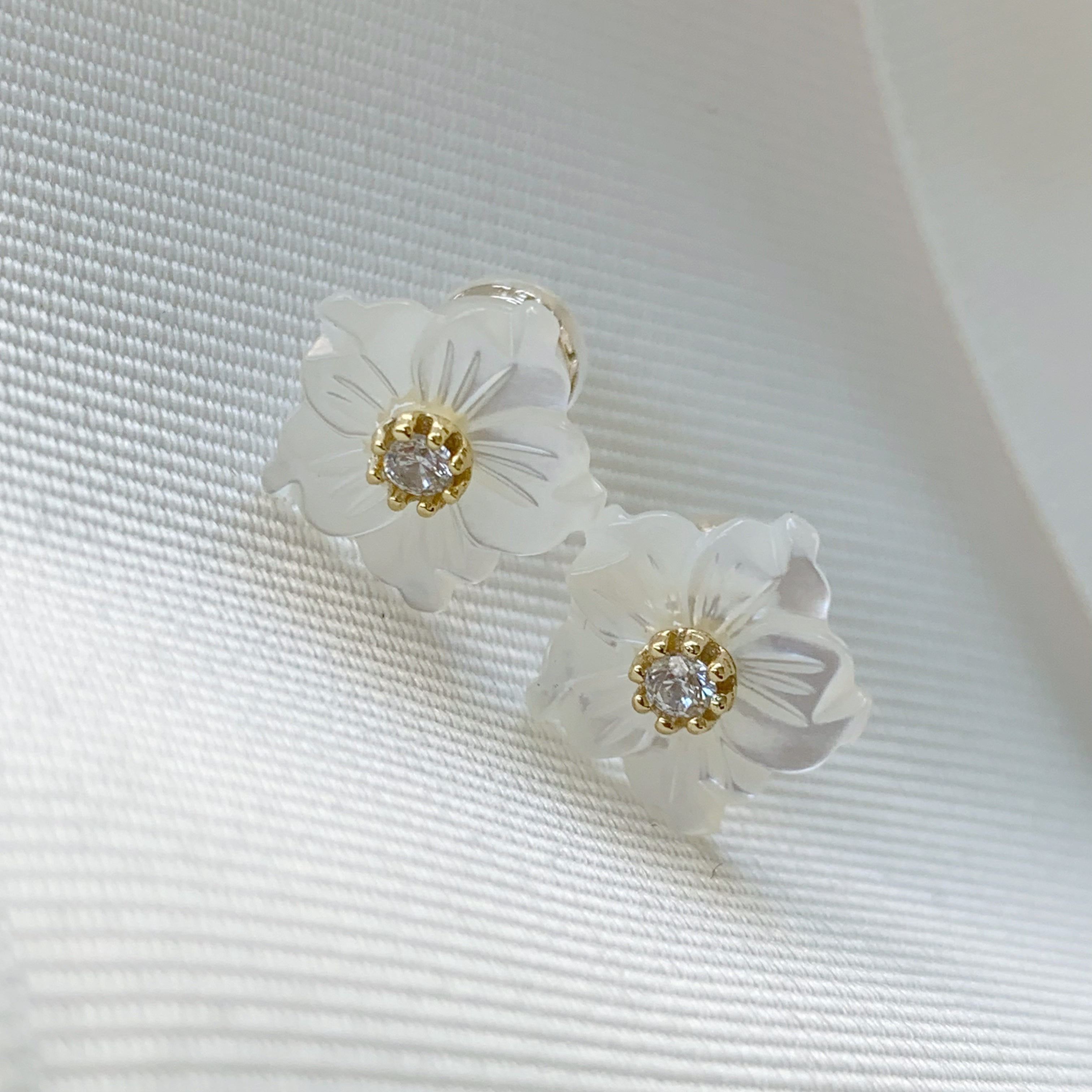 Aretes de flor en Madre Perla y Plata Dorada 21-AR-L6