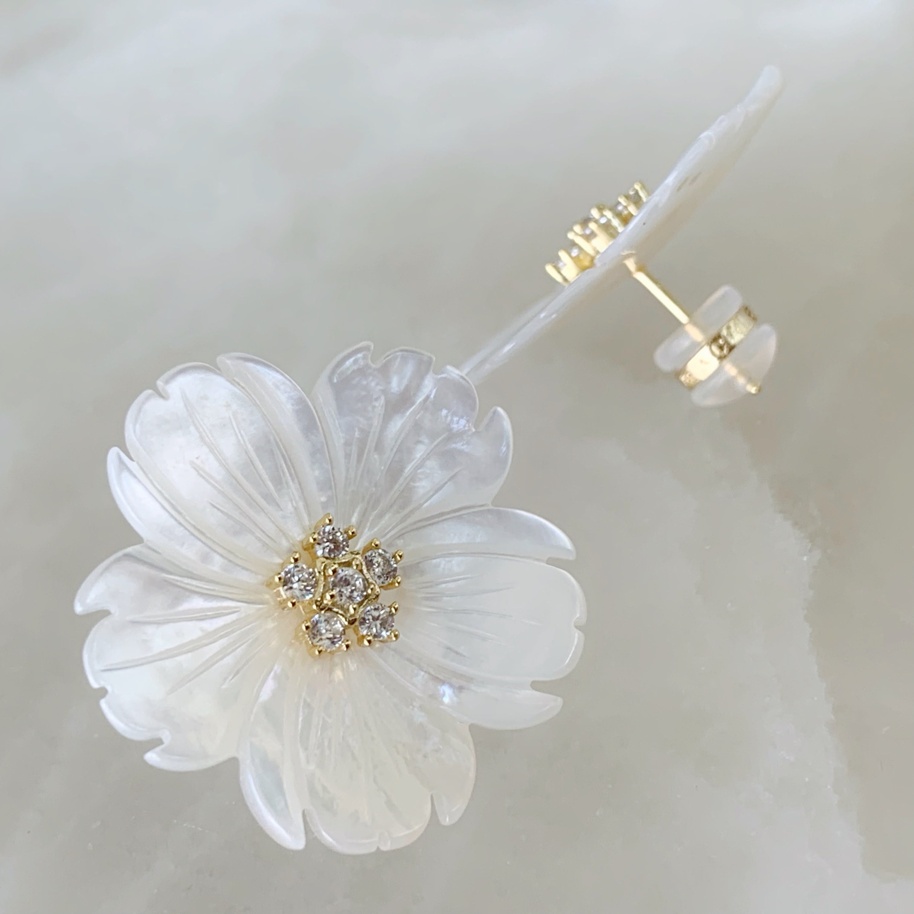 Aretes de flor en Madre Perla y Plata Dorada 18-AR-L16A50