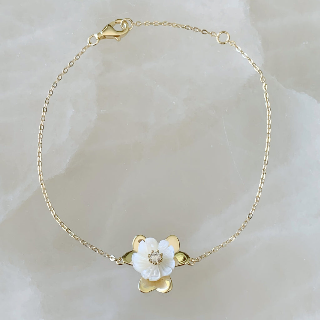 Pulsera con Dije de Flor en Madre Perla y Plata Dorada 24-PPE-L12
