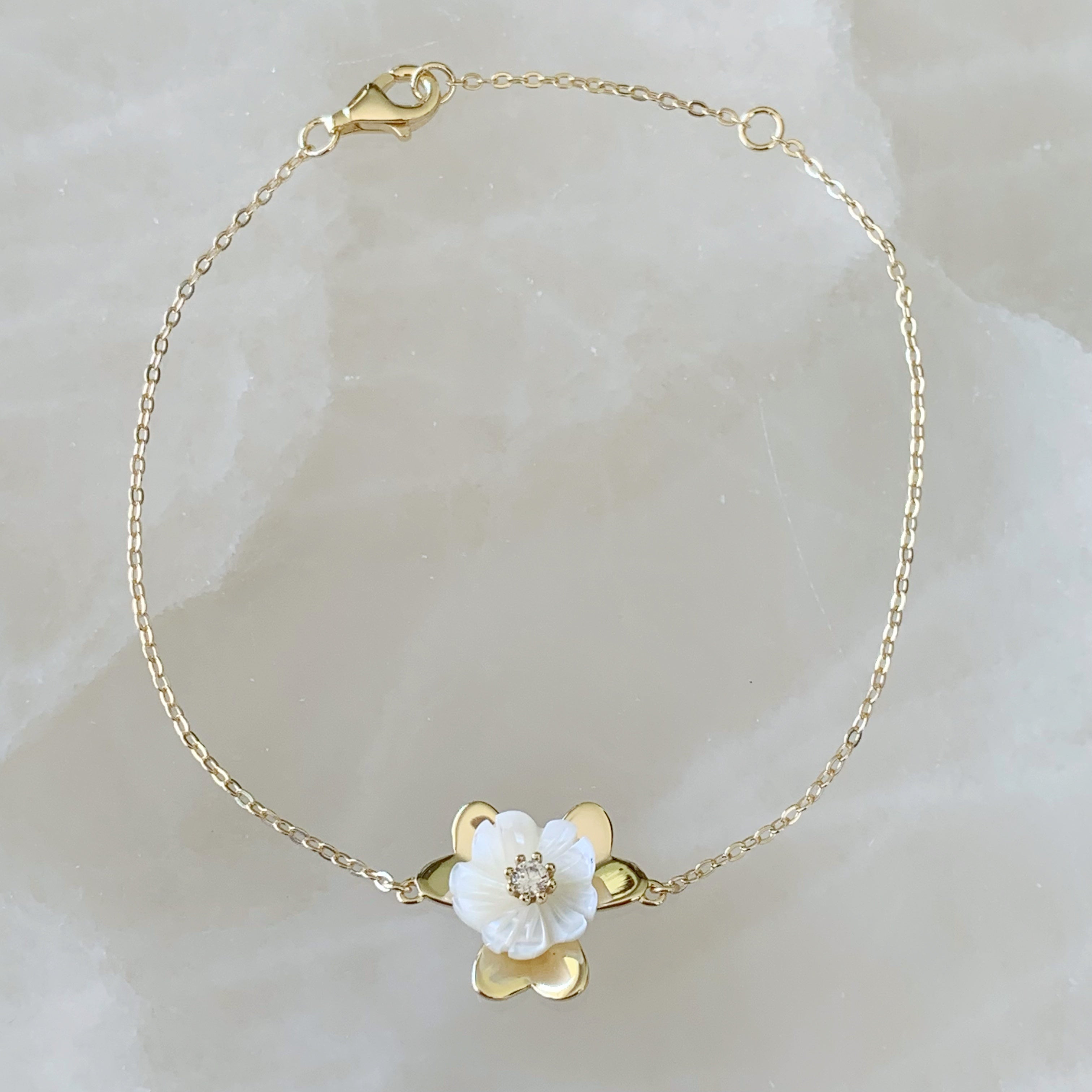 Pulsera con Dije de Flor en Madre Perla y Plata Dorada 24-PPE-L12