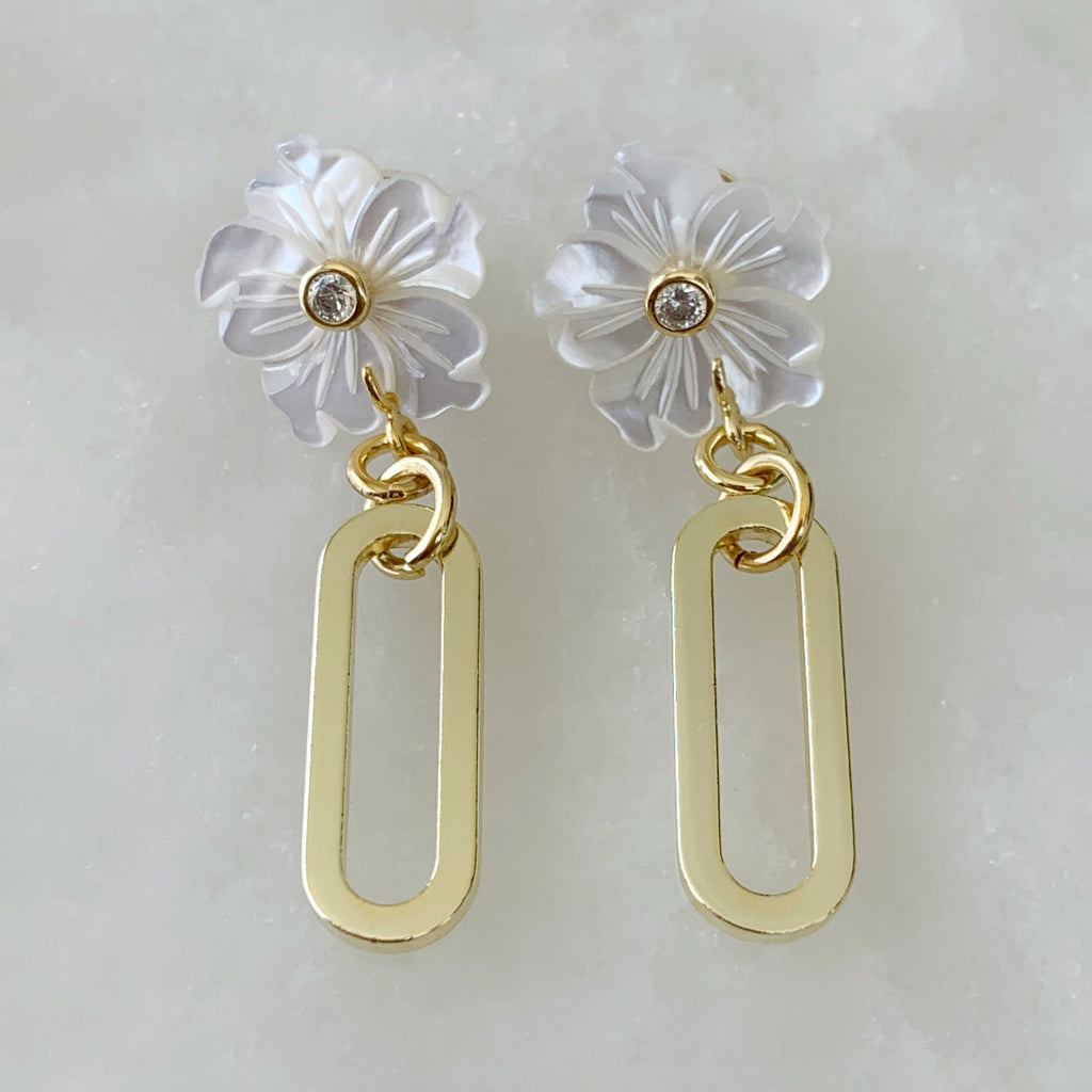 Aretes Colgantes de Flor en Madre Perla y Plata Dorada 33-AR-L19
