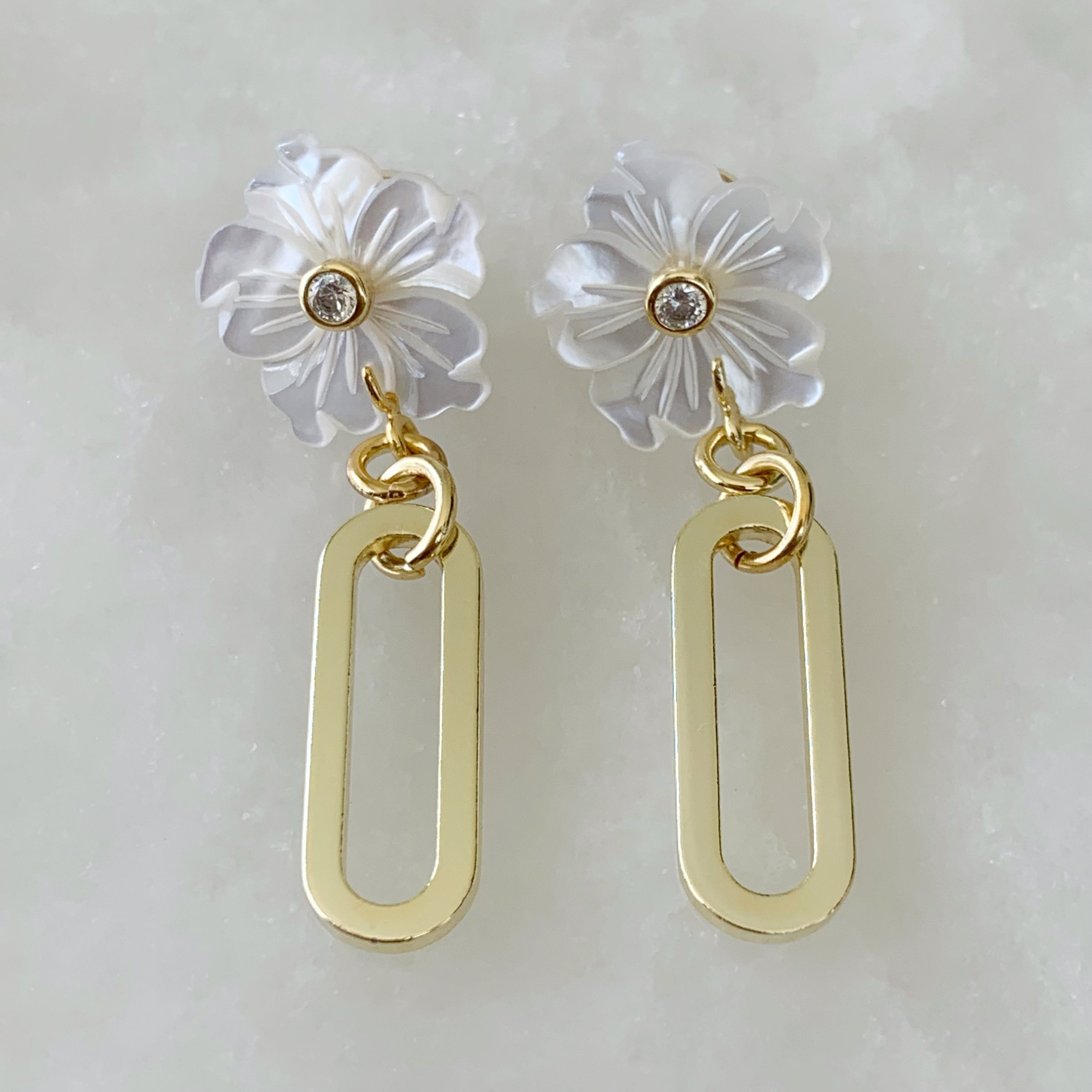 Aretes Colgantes de Flor en Madre Perla y Plata Dorada 33-AR-L19