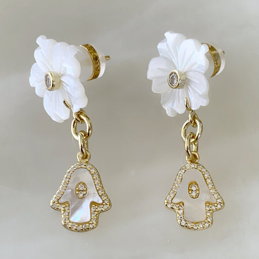 Aretes Colgantes de Flor con Hamsa en Madre Perla y Plata Dorada 41-AR-L25