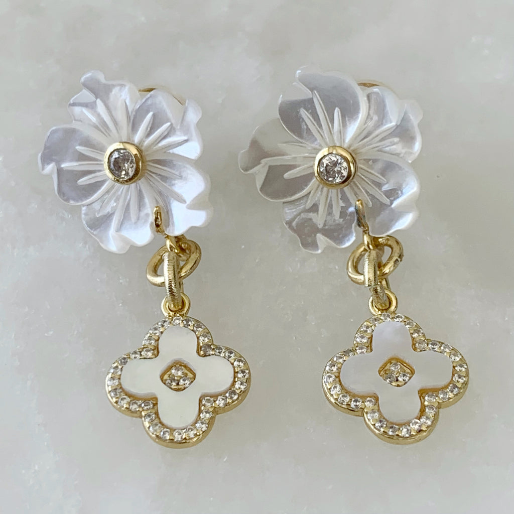 Aretes Colgantes de Flor en Madre Perla y Plata Dorada 35-AR-L25