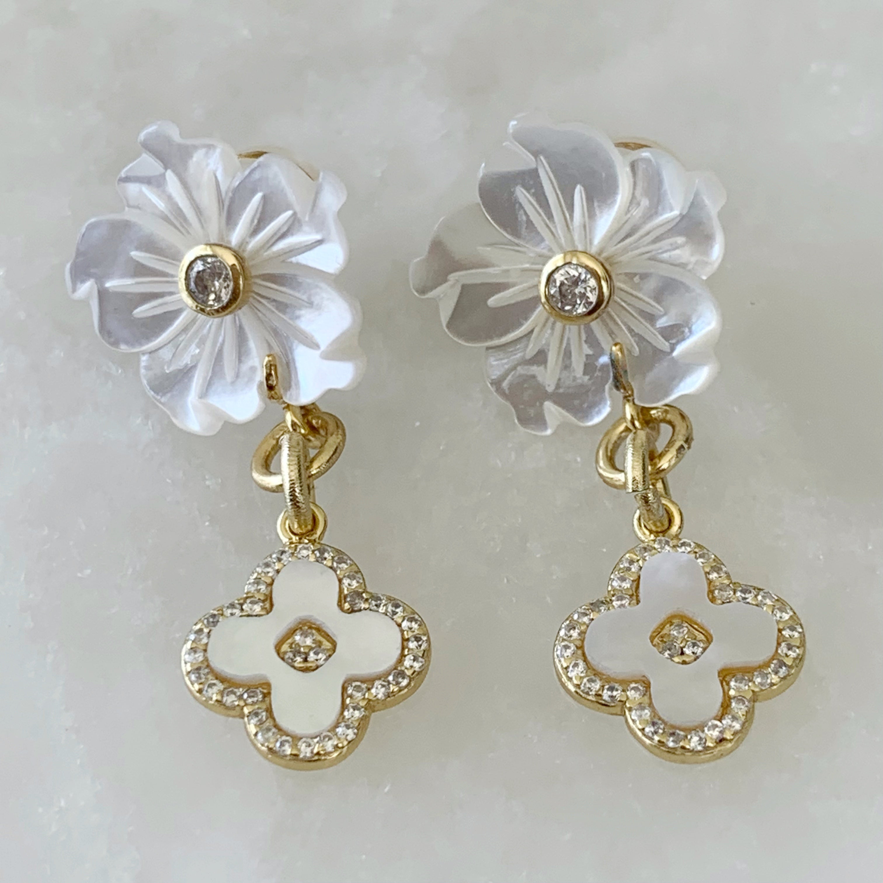 Aretes Colgantes de Flor en Madre Perla y Plata Dorada 35-AR-L25