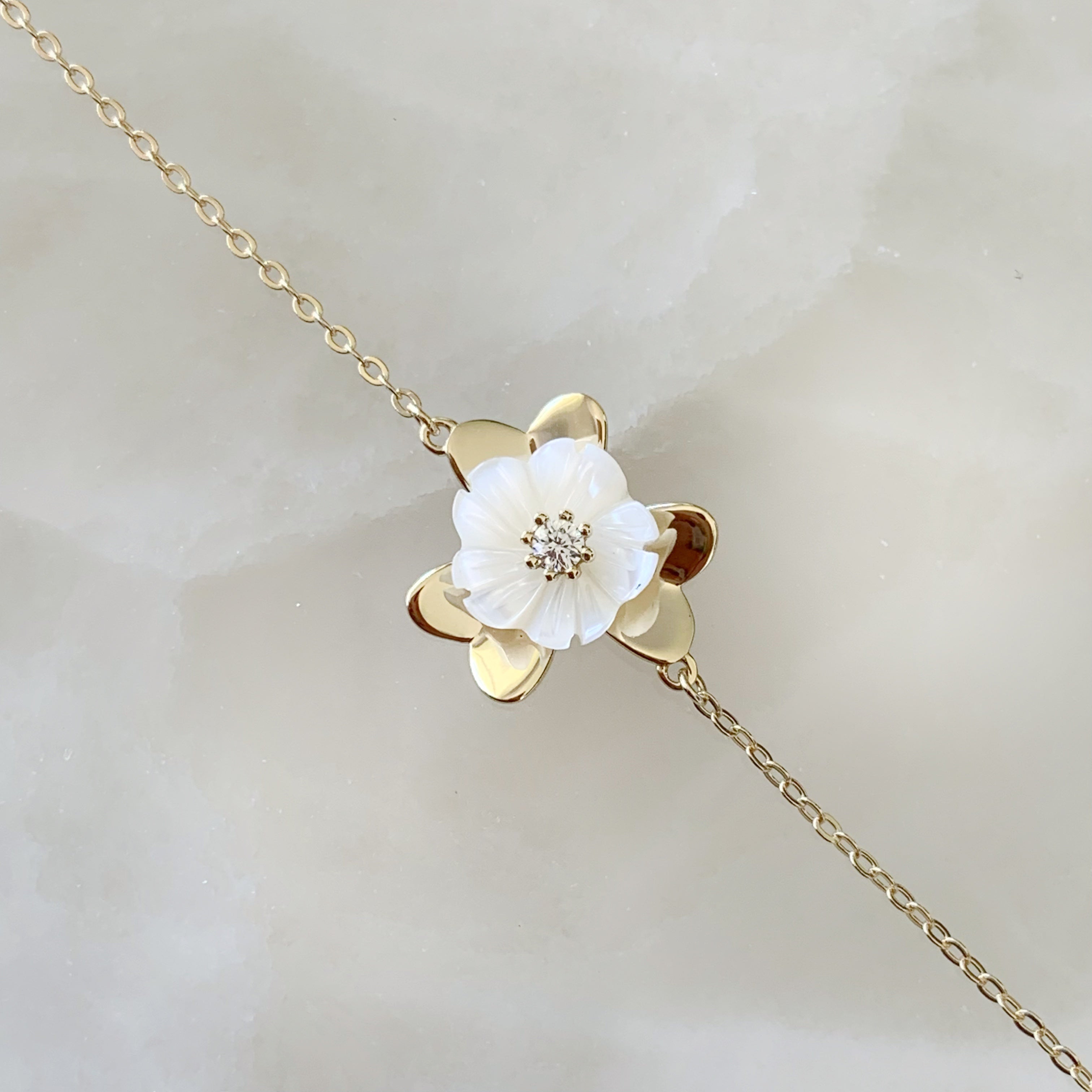 Pulsera con Dije de Flor en Madre Perla y Plata Dorada 24-PPE-L12