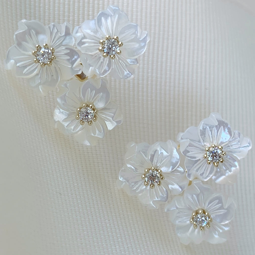 Aretes de Flor en Madre Perla y Plata Dorada 45-AR-L18