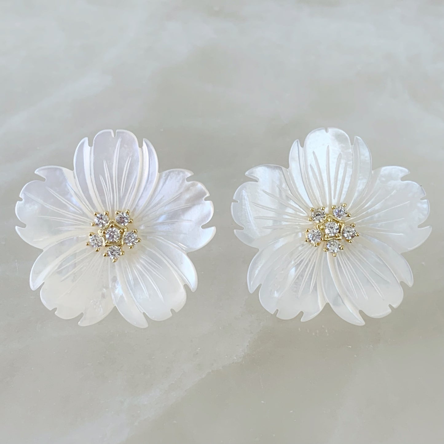 Aretes de flor en Madre Perla y Plata Dorada 18-AR-L16A50
