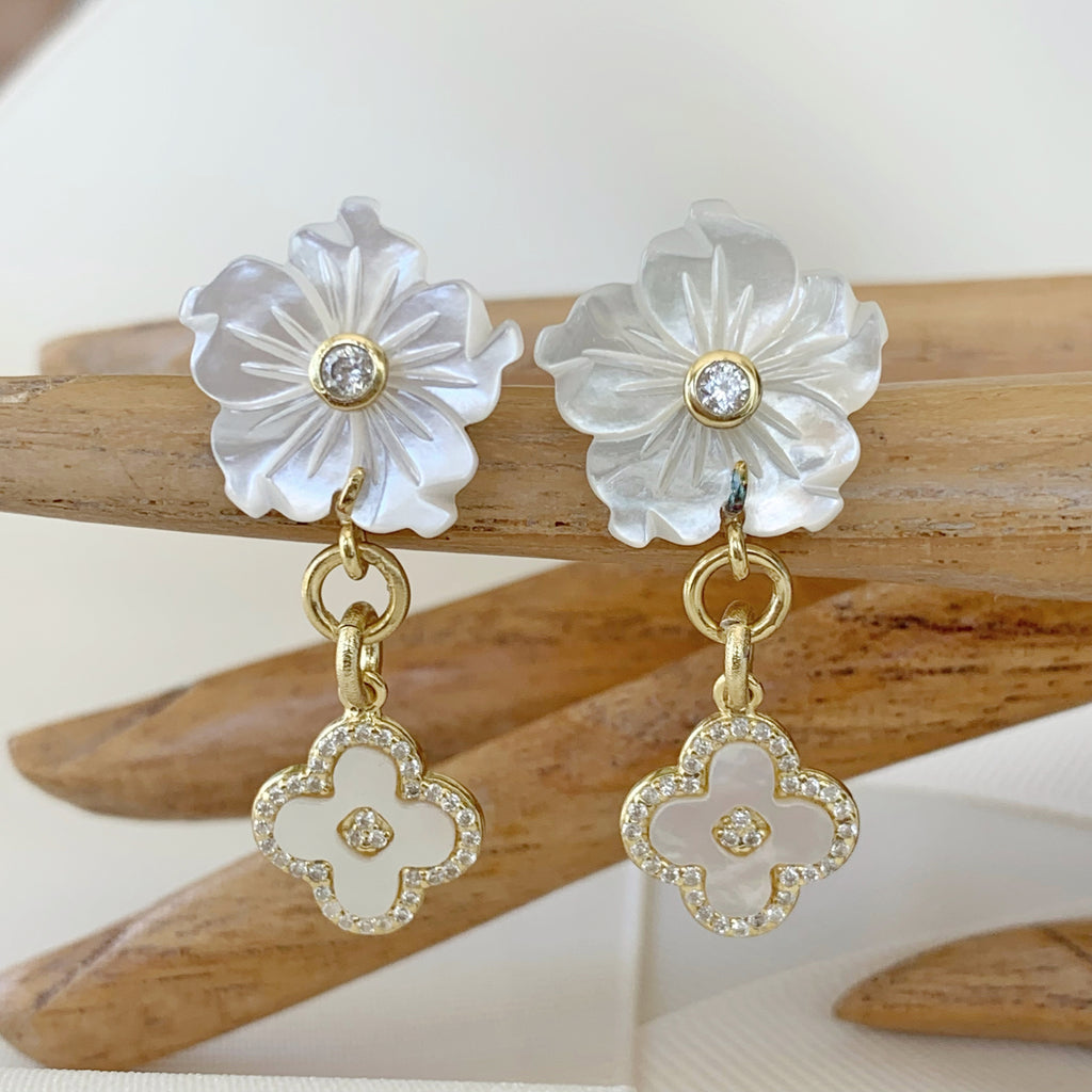 Aretes Colgantes de Flor en Madre Perla y Plata Dorada 35-AR-L25