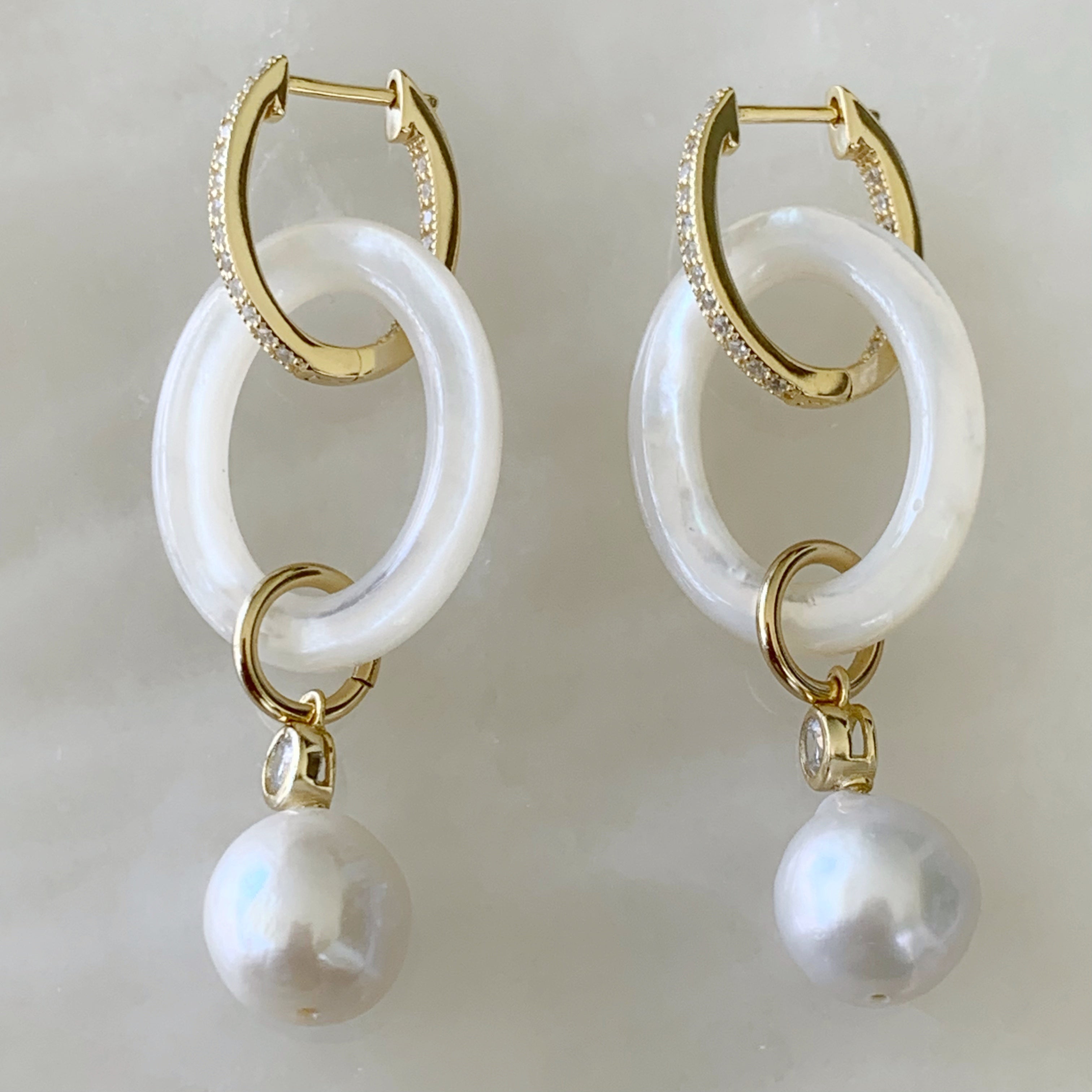 Aretes Colgantes en Madre Perla y Plata Dorada 40-AR-L34