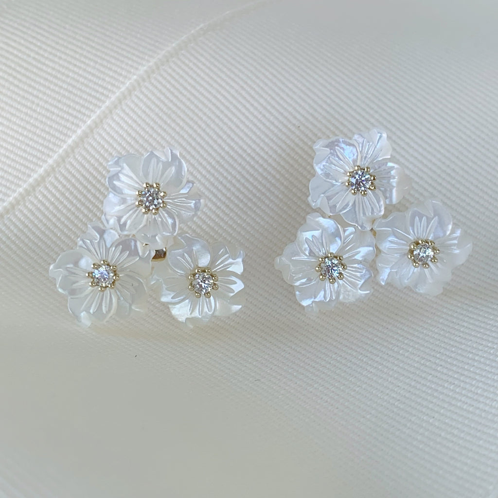 Aretes de Flor en Madre Perla y Plata Dorada 45-AR-L18