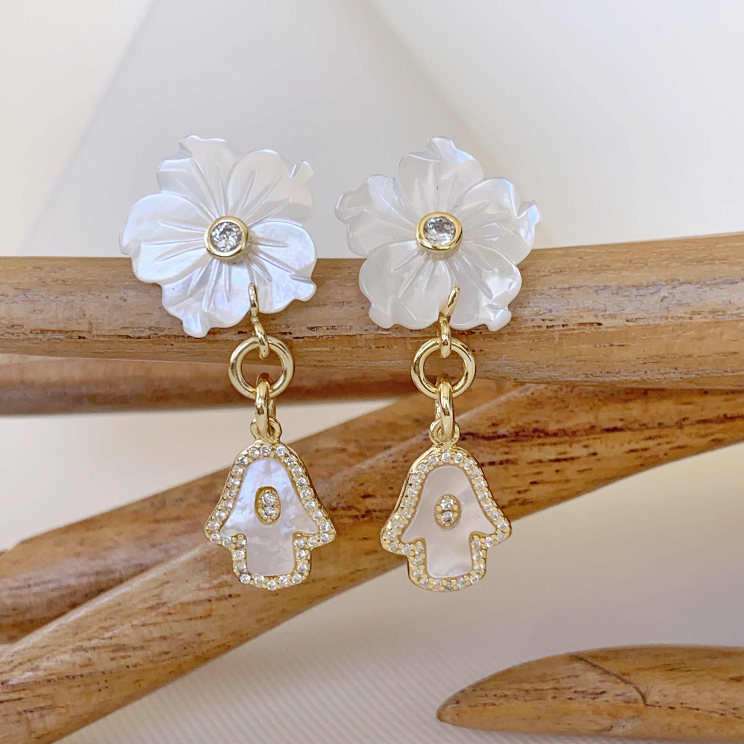 Aretes Colgantes de Flor con Hamsa en Madre Perla y Plata Dorada 41-AR-L25