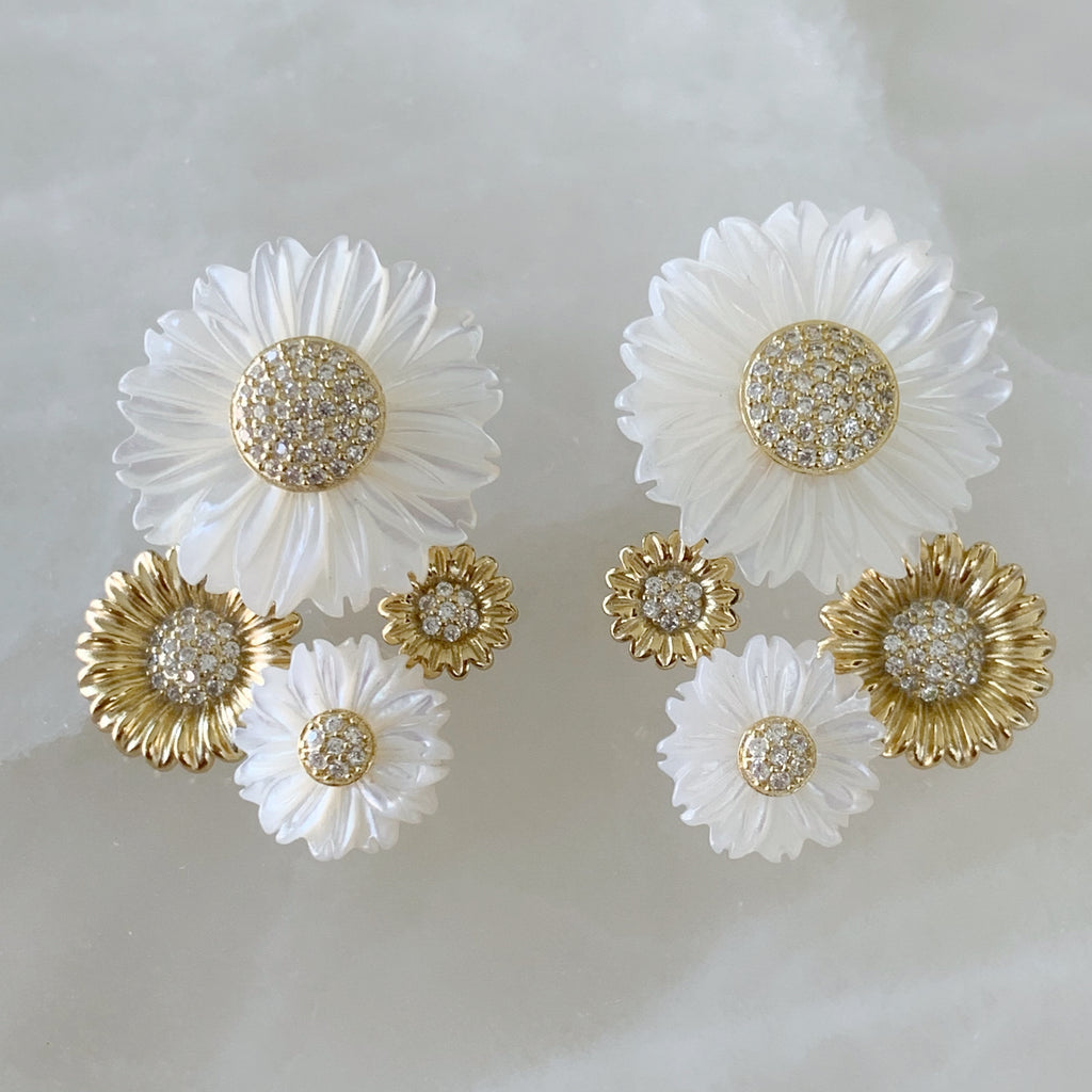 Aretes de Flor en Madre Perla y Plata Dorada 46-AR-L35