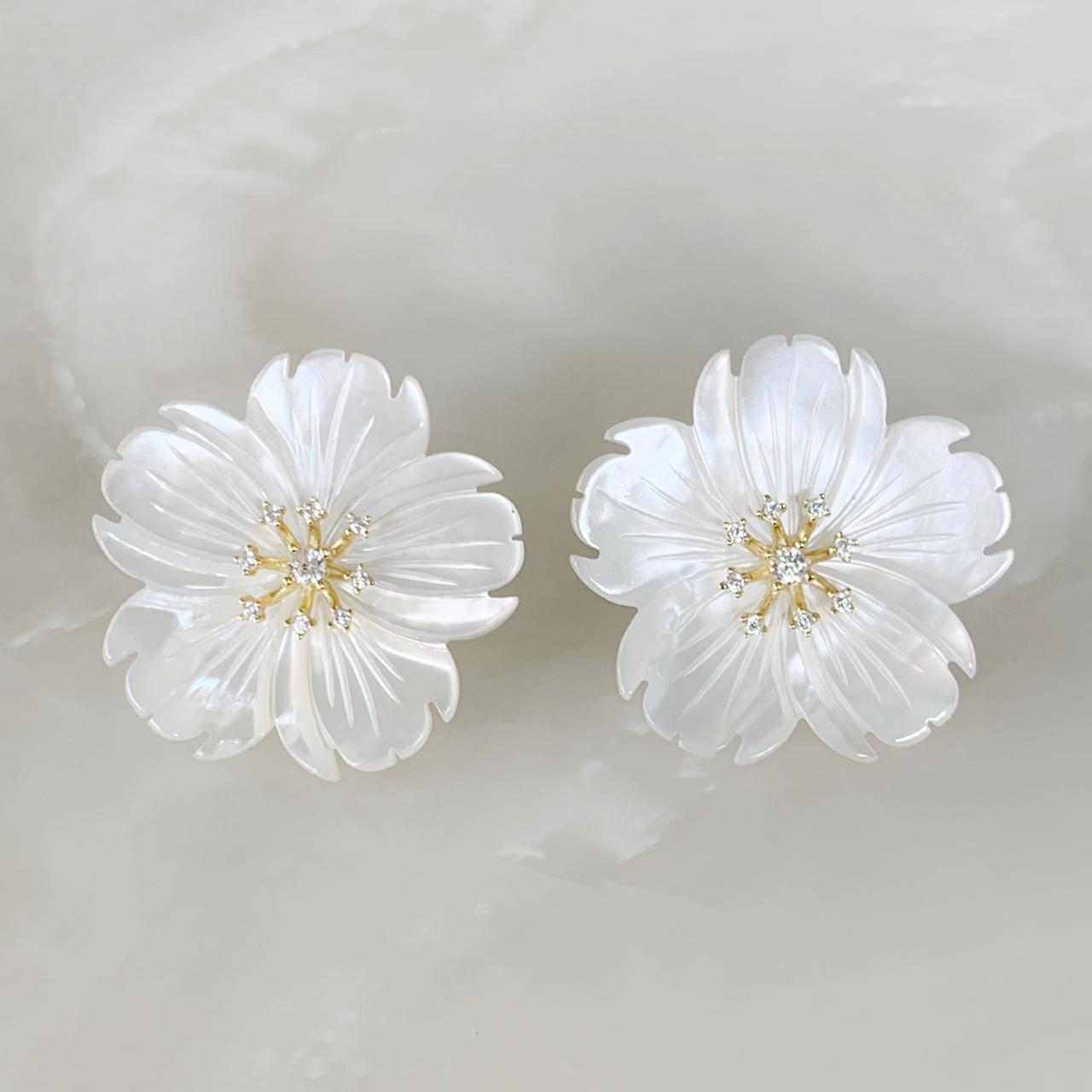 Aretes de Flor en Madre Perla y Plata Dorada  02-AR-L20A00