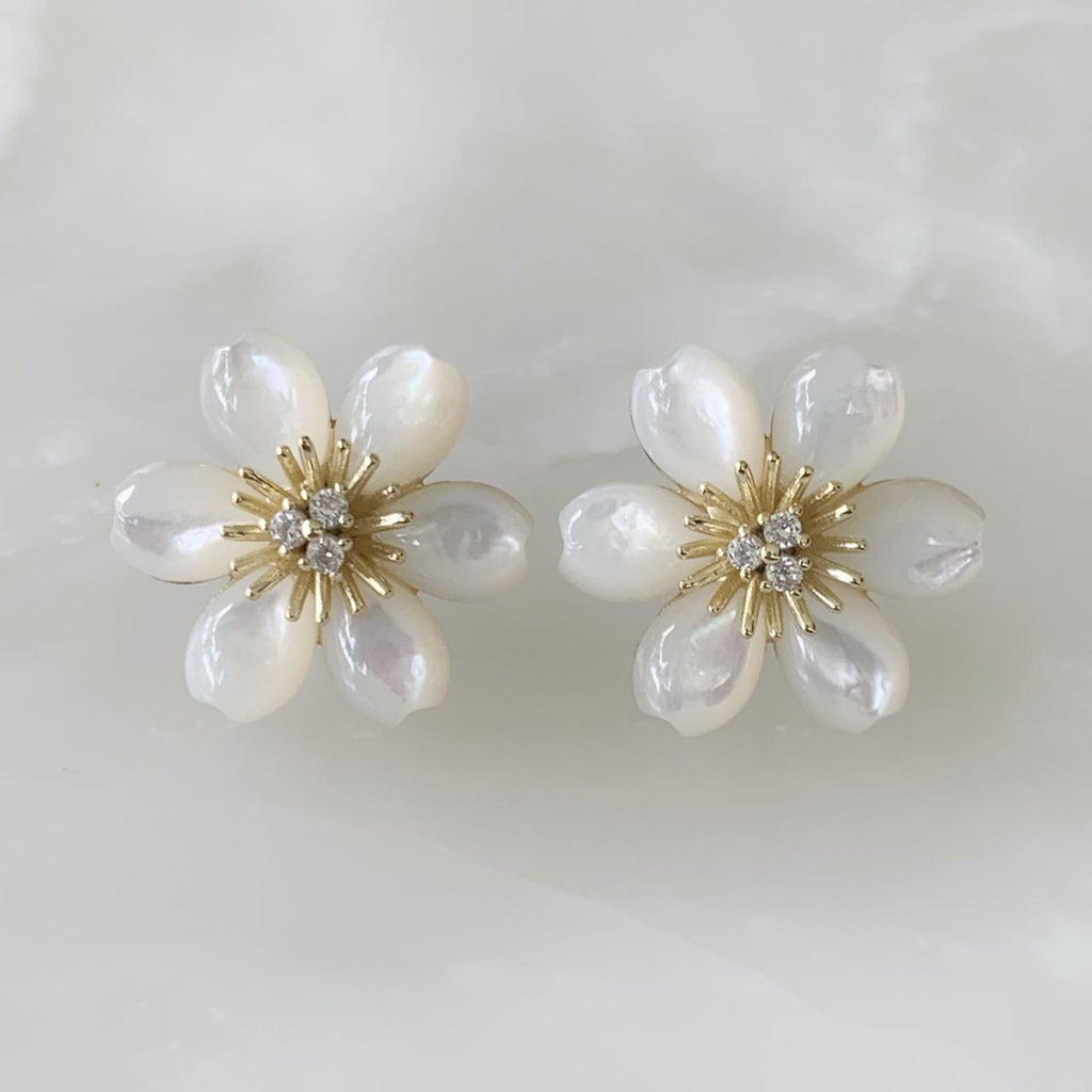 Aretes de Flor en Madre Perla y Plata Dorada  11-AR-L27A00