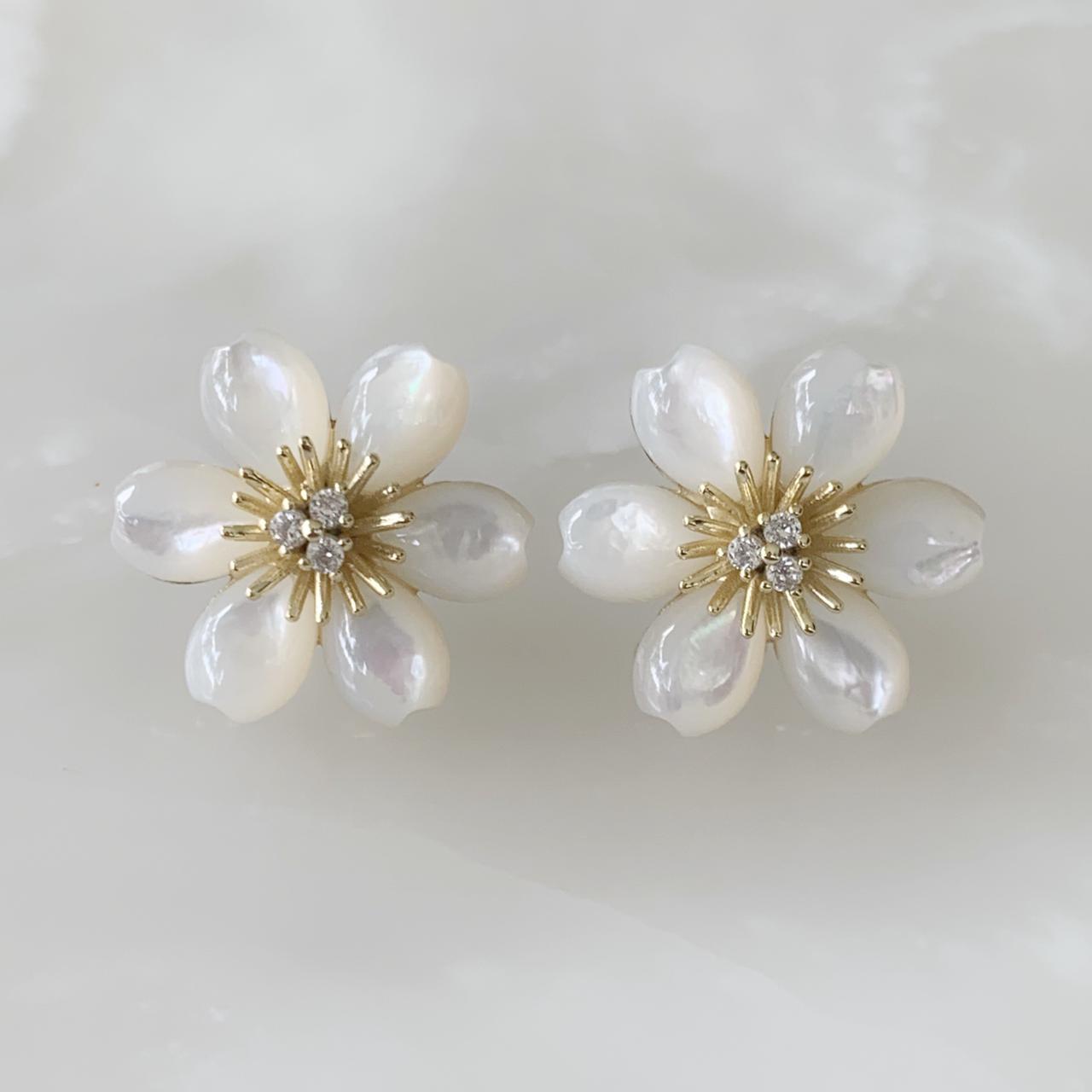 Aretes de Flor en Madre Perla y Plata Dorada  11-AR-L27A00