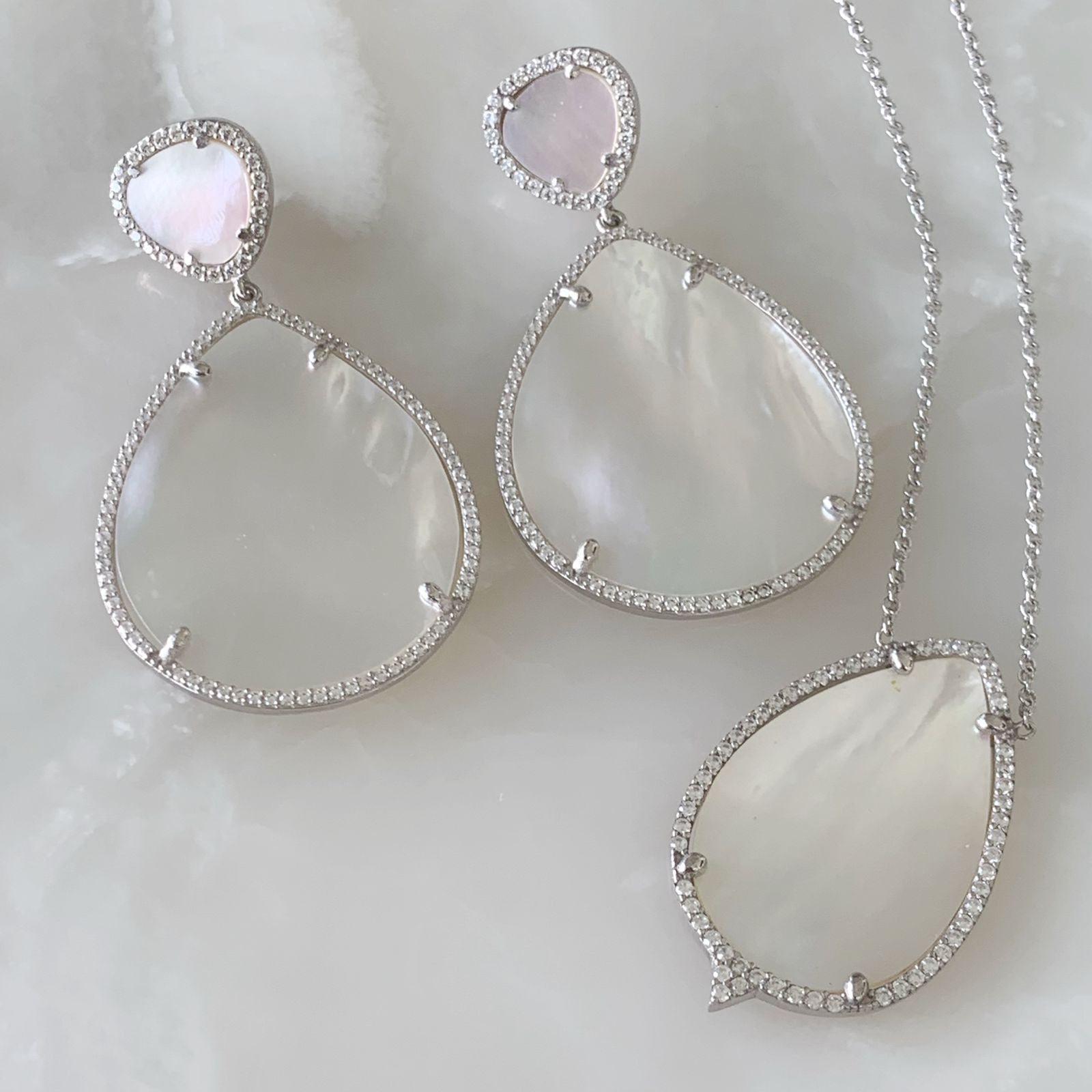 Juego de Cadena Dije y Aretes de Gota en Madre Perla con Plata 25-CD-AR-L19-L43