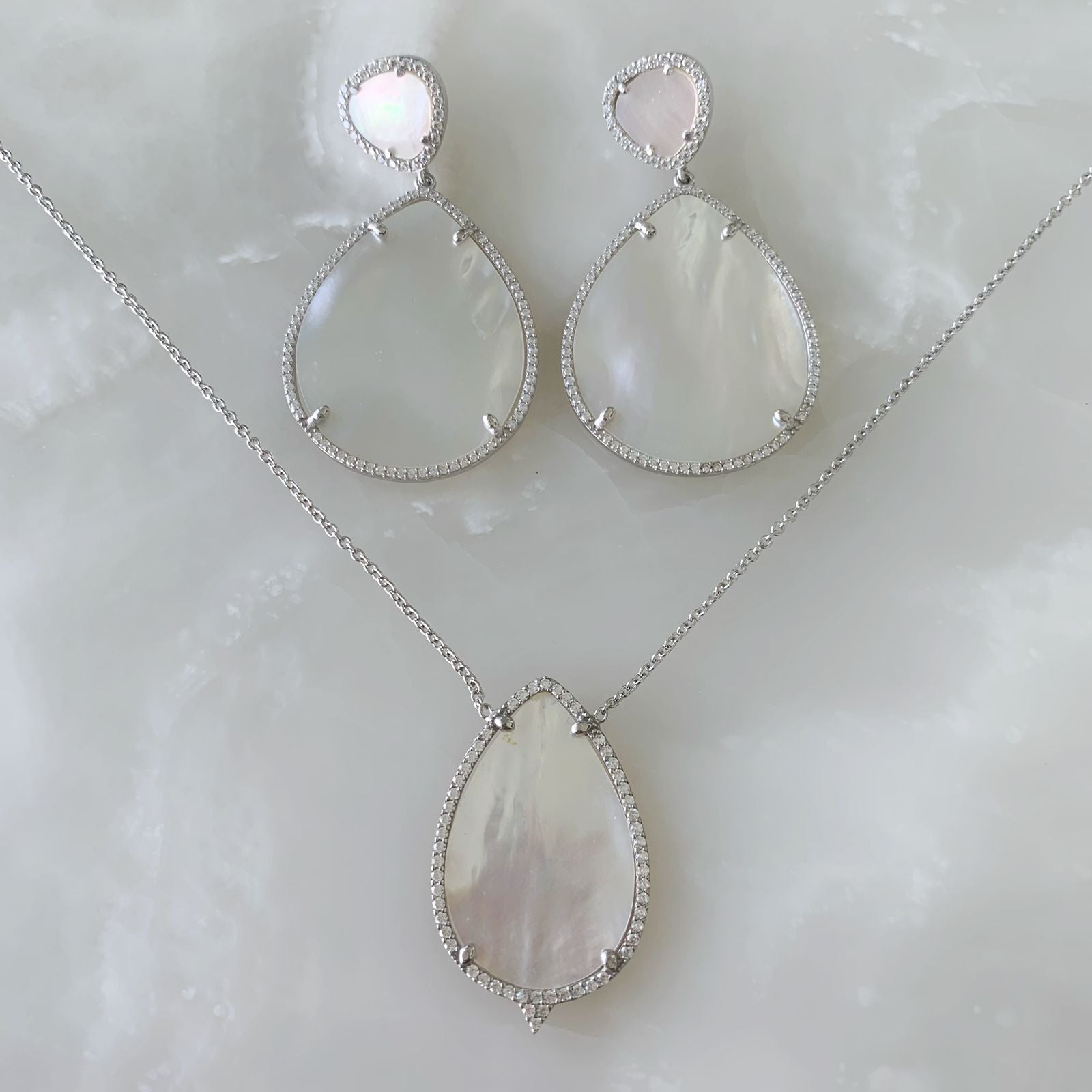 Juego de Cadena Dije y Aretes de Gota en Madre Perla con Plata 25-CD-AR-L19-L43