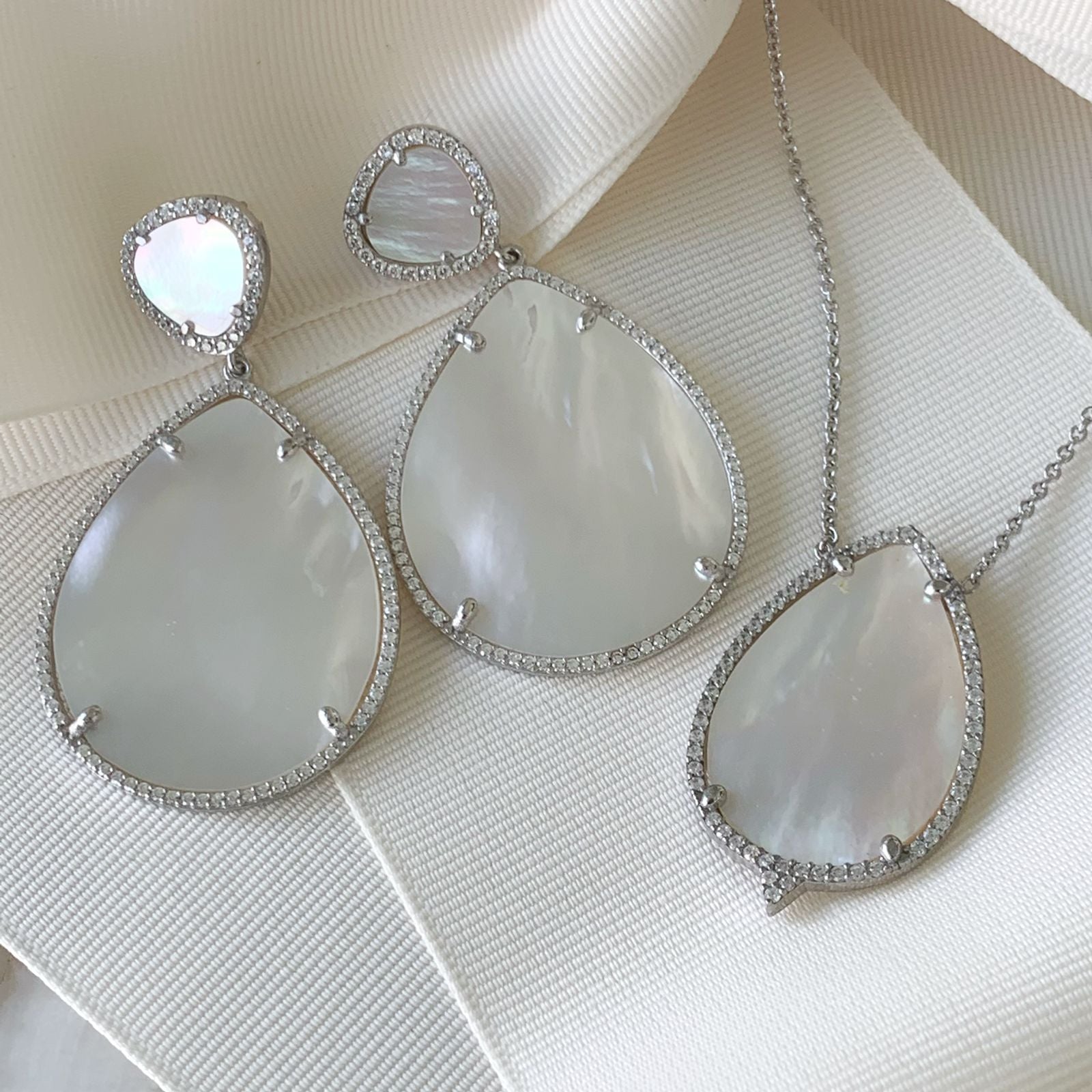 Juego de Cadena Dije y Aretes de Gota en Madre Perla con Plata 25-CD-AR-L19-L43