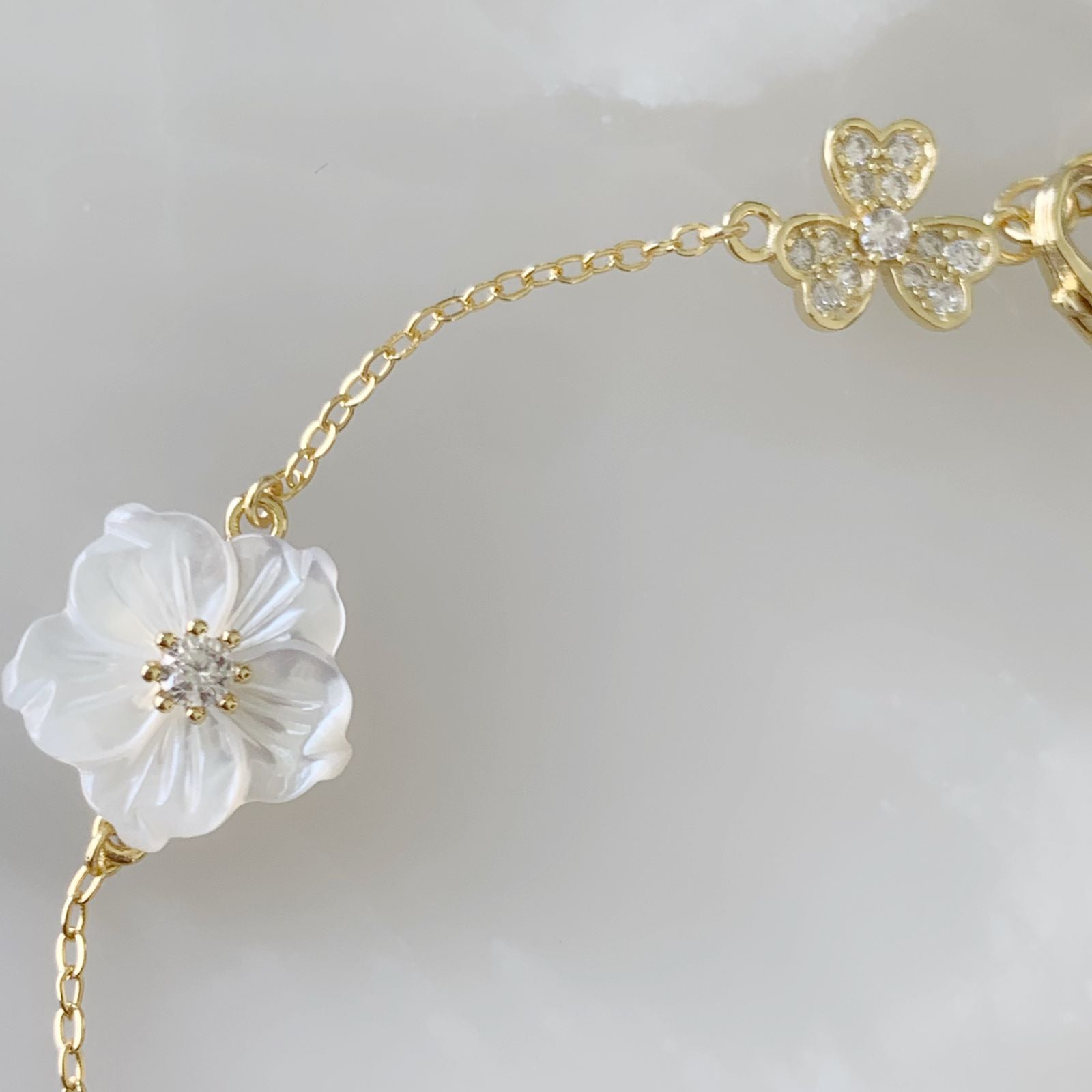 Pulsera con Dije Flores en Madre Perla y Plata Dorada  23-PPE-L15A00