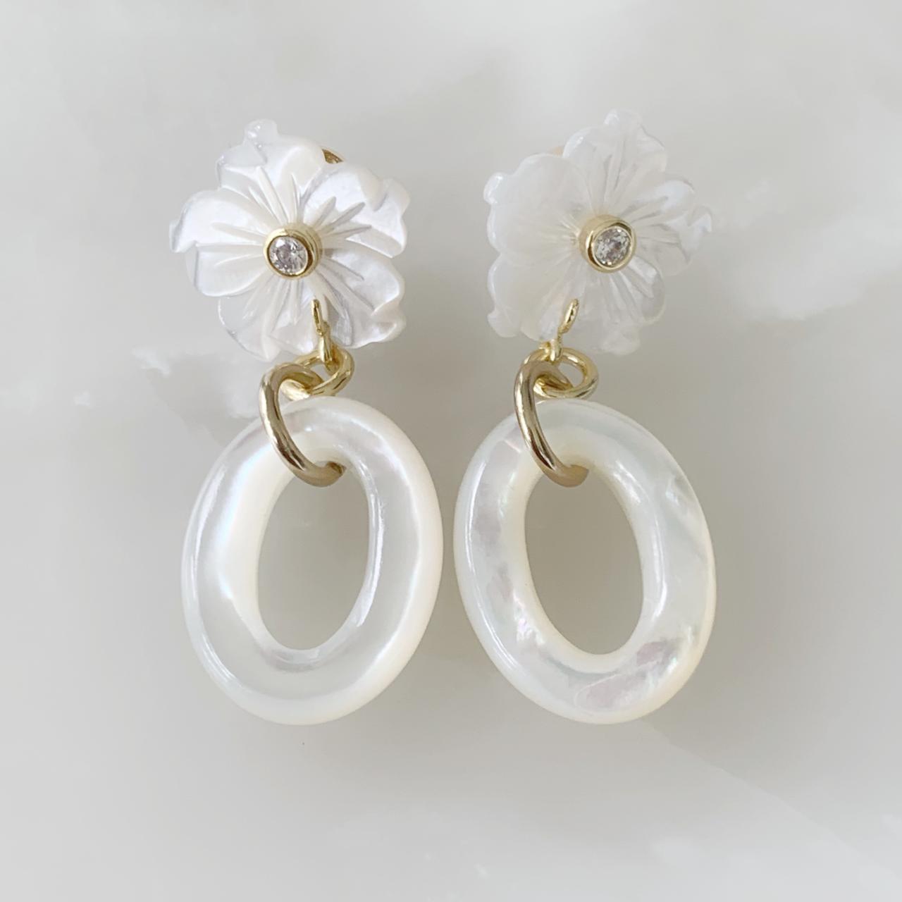 Aretes Colgantes de Flor en Madre Perla y Plata Dorada  06-AR-L24A00