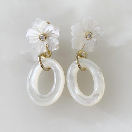 Aretes Colgantes de Flor en Madre Perla y Plata Dorada  06-AR-L24A00