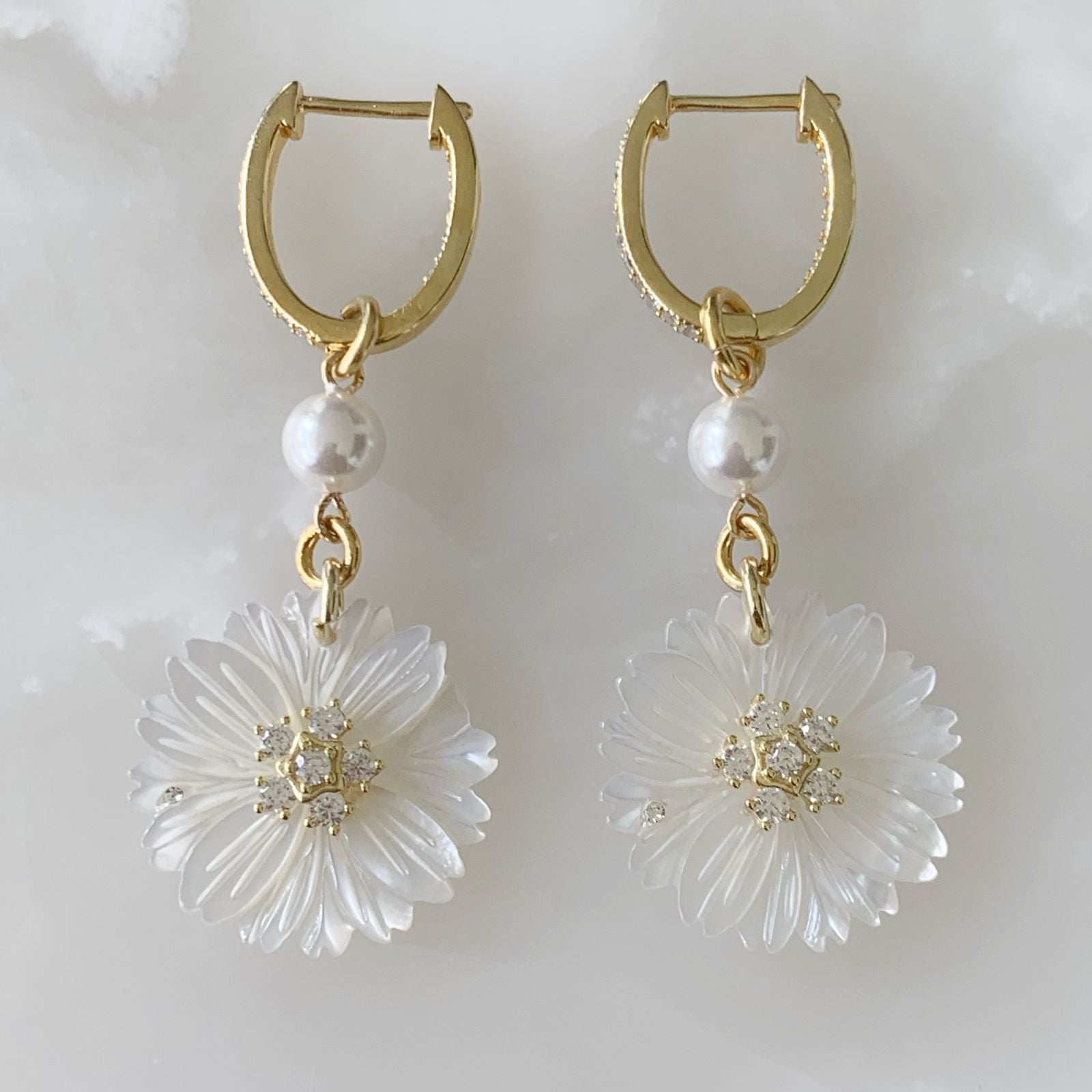 Aretes Colgantes de Flor en Madre Perla y Plata Dorada  07-AR-L25A50