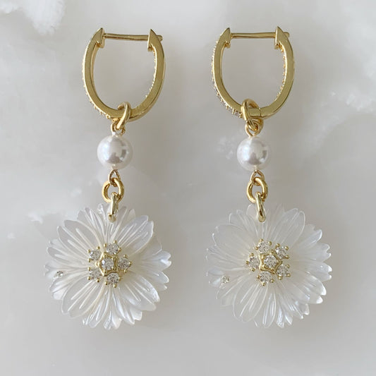 Aretes Colgantes de Flor en Madre Perla y Plata Dorada  07-AR-L25A50